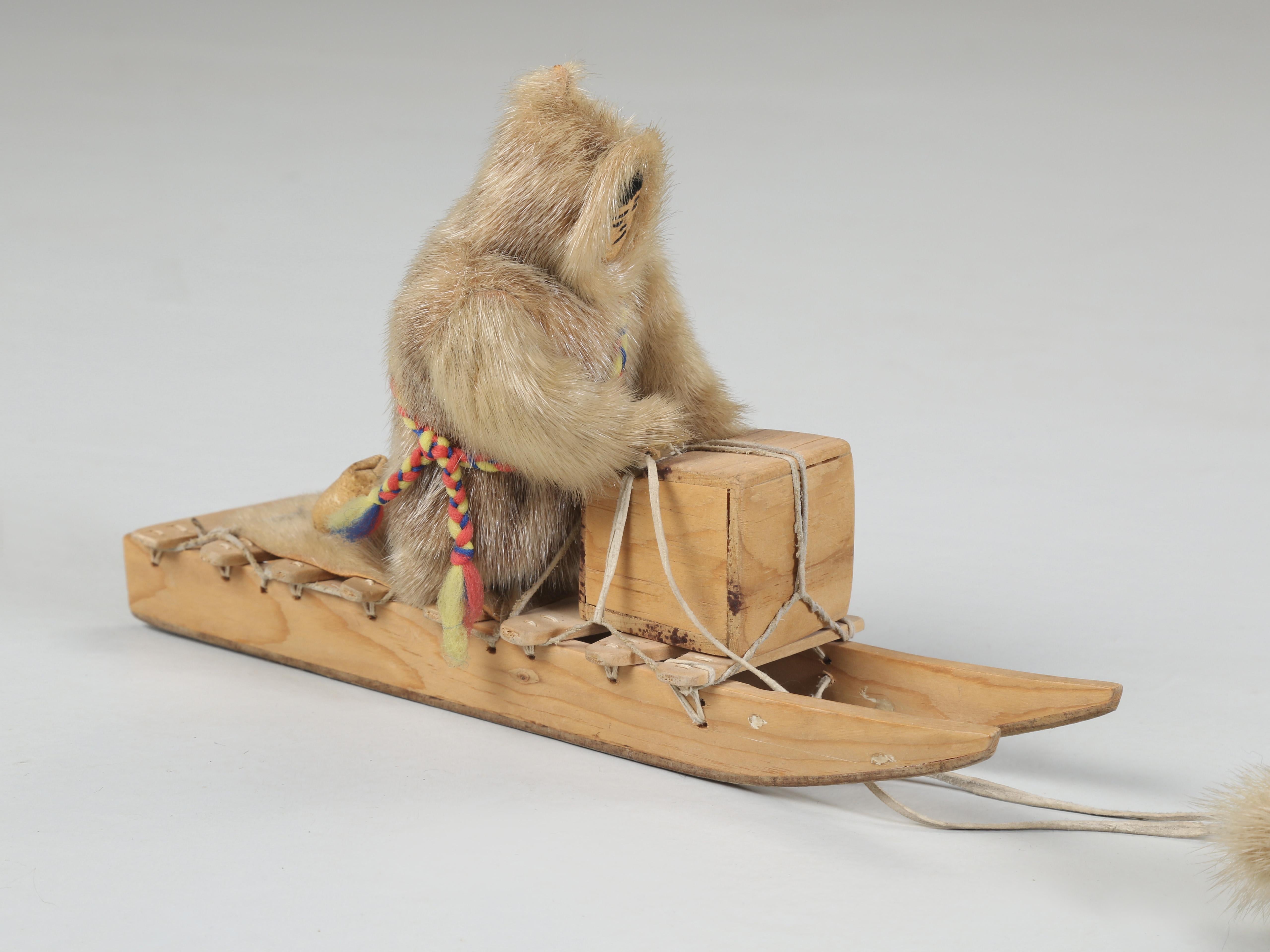 Kollektion von (3) amerikanischen Eskimo-Kinderspielzeugen, von denen zwei von ihnen identifiziert sind  (Pelz) im Angebot