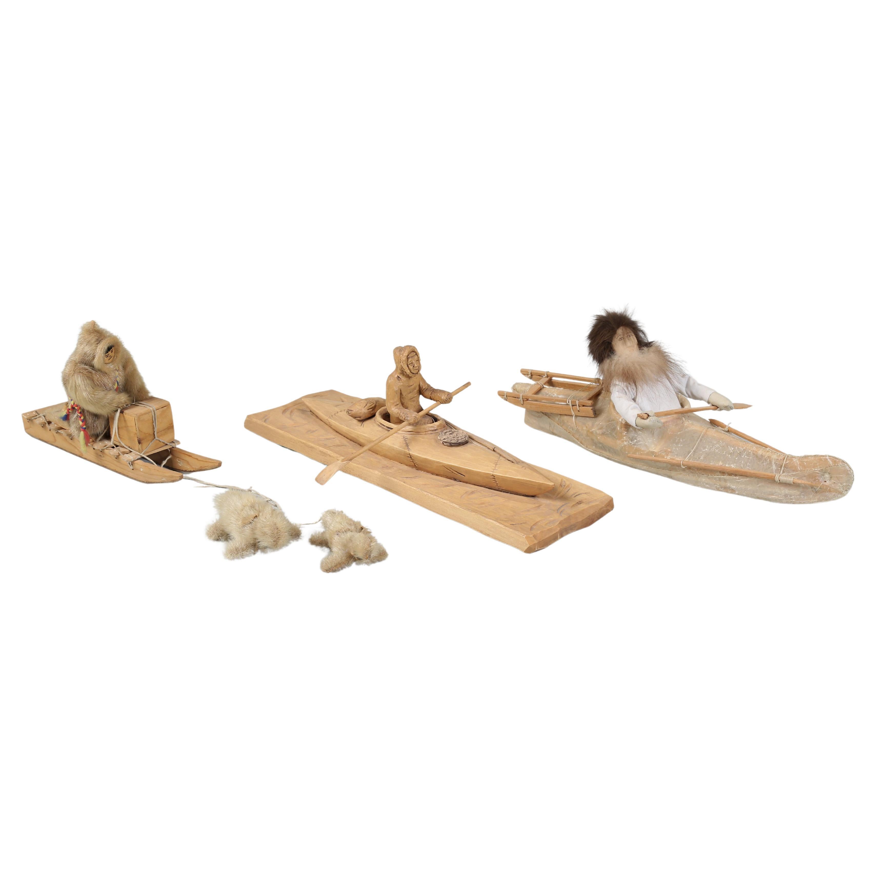 Kollektion von (3) amerikanischen Eskimo-Kinderspielzeugen, von denen zwei von ihnen identifiziert sind  im Angebot