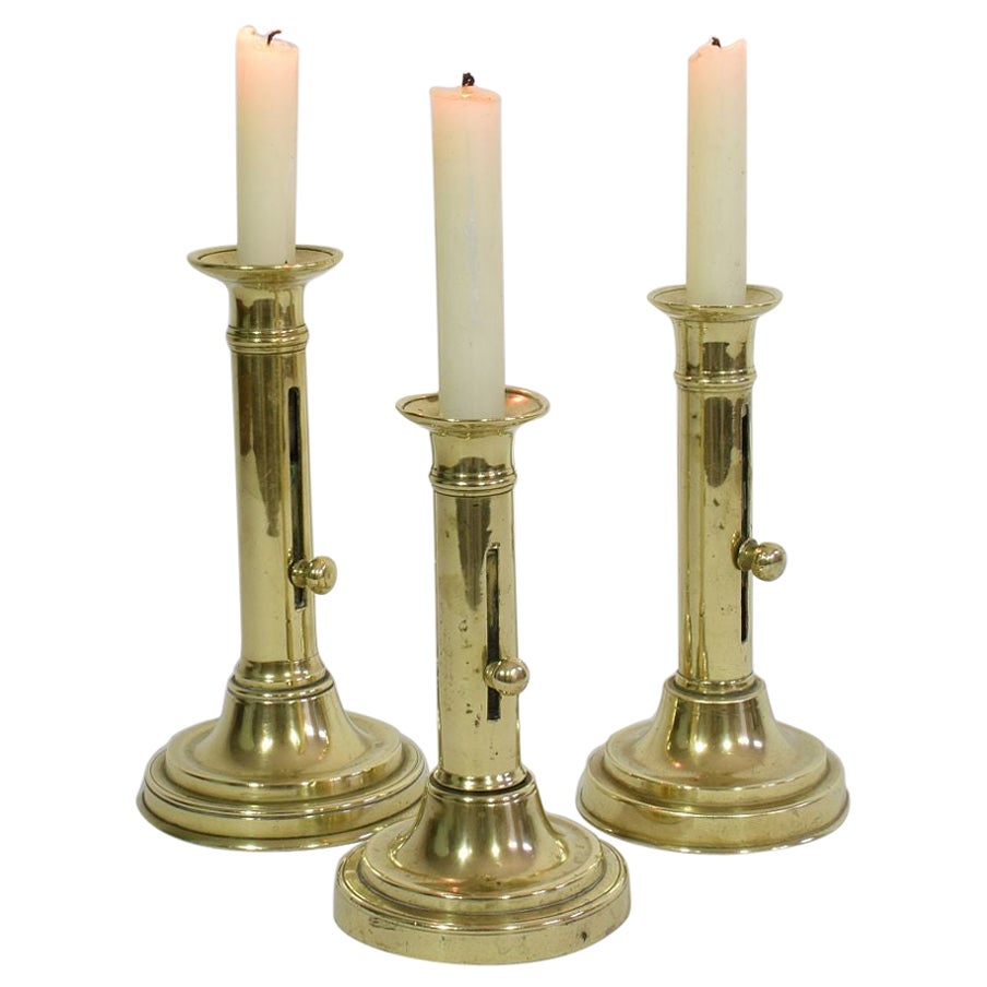 Colección de 3 portavelas de latón franceses del siglo XIX Bistro Push Up