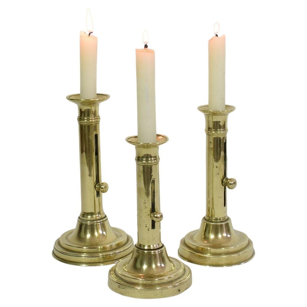 Collection'S di 3 portacandele da bistro in ottone del 19° secolo in vendita