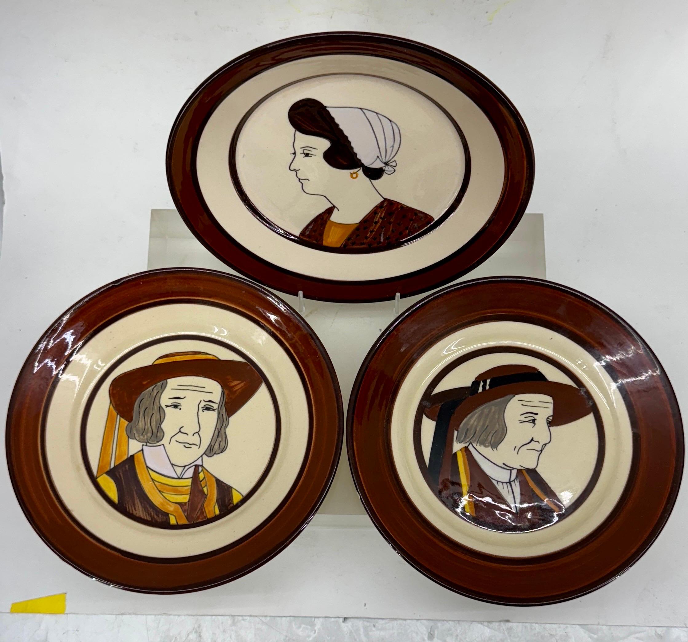 Maravilloso lote de 3 platos Quimper franceses en los que aparecen hombres y una mujer. Un hombre es de cara y el otro de perfil. Este trío quedaría fantástico en cualquier mesa de centro o aparador de comedor apilados. Añade a una colección