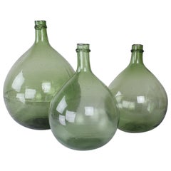 Collection de 3 bouteilles françaises de type Demijohn en verre vert