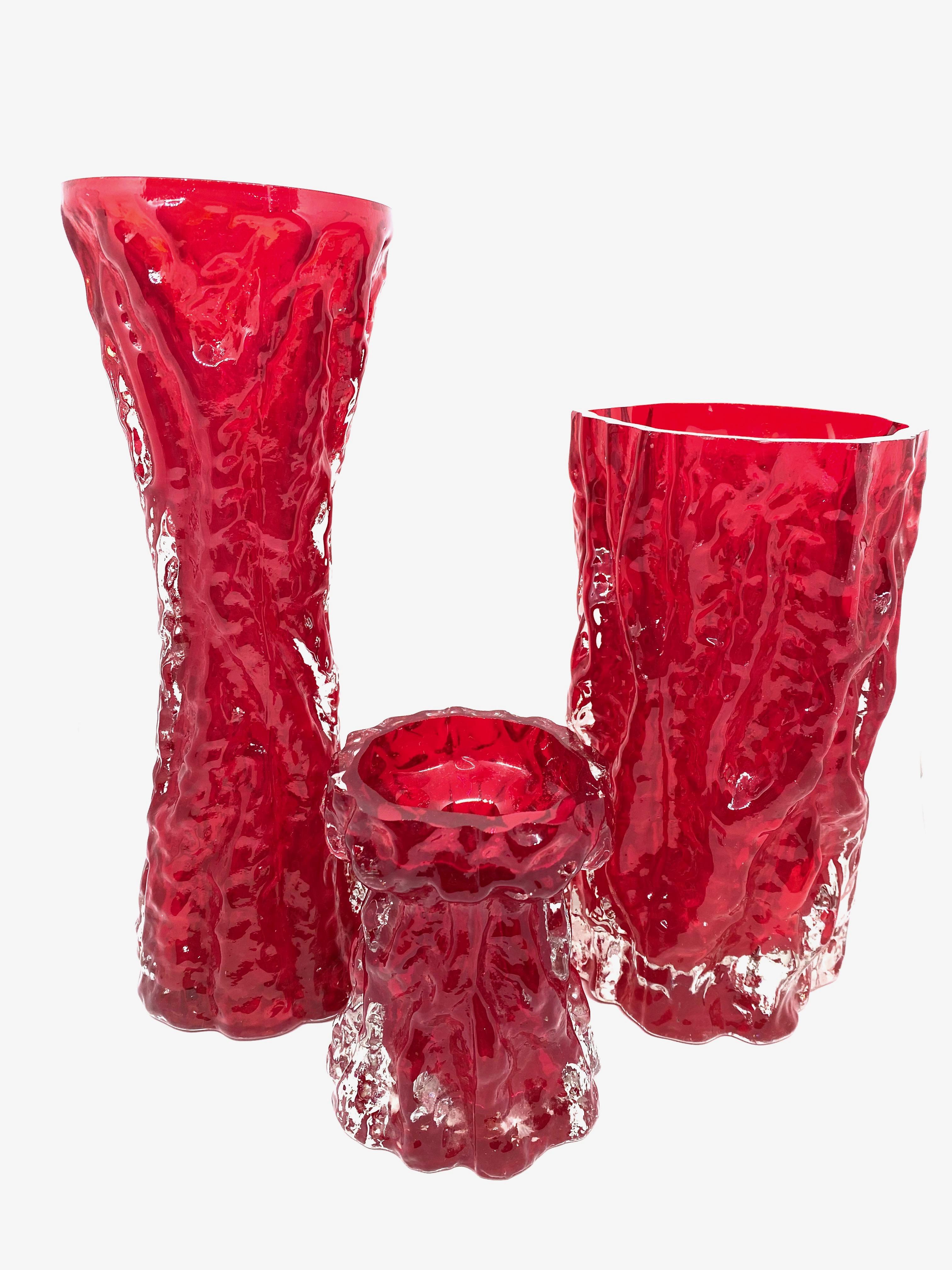 Wunderschöne deutsche Vasen aus der Jahrhundertmitte von Ingrid Glass, um 1970. Diese wunderschönen tiefroten und klaren Vasen bringen einen Hauch von Spaß und Fantasie in jeden Raum. Eine schöne Ergänzung für jeden Raum. Das größte Exemplar ist