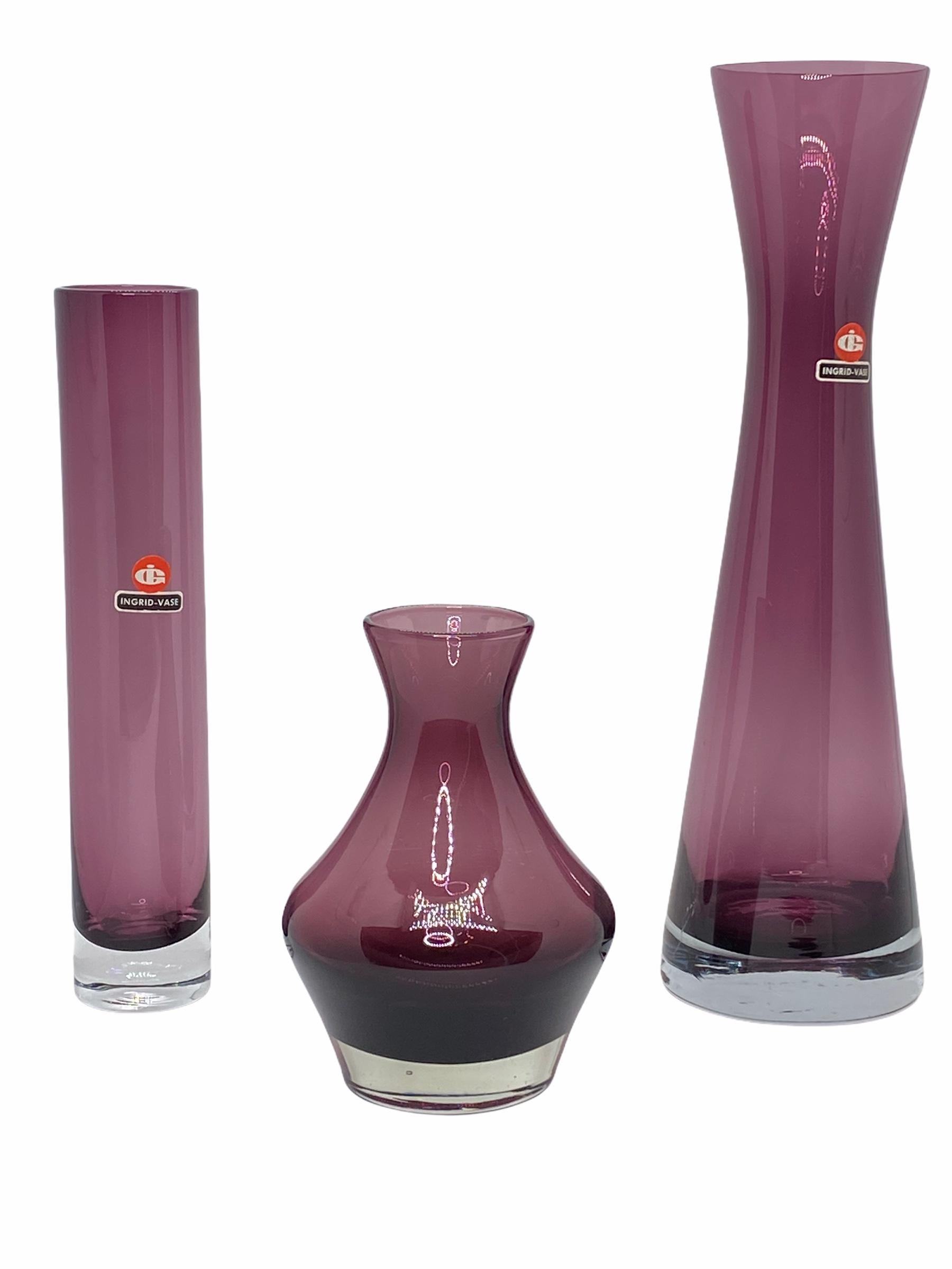 Mid-Century moderno Collezione di 3 vasi di vetro Ingrid di colore viola, anni '70 in vendita