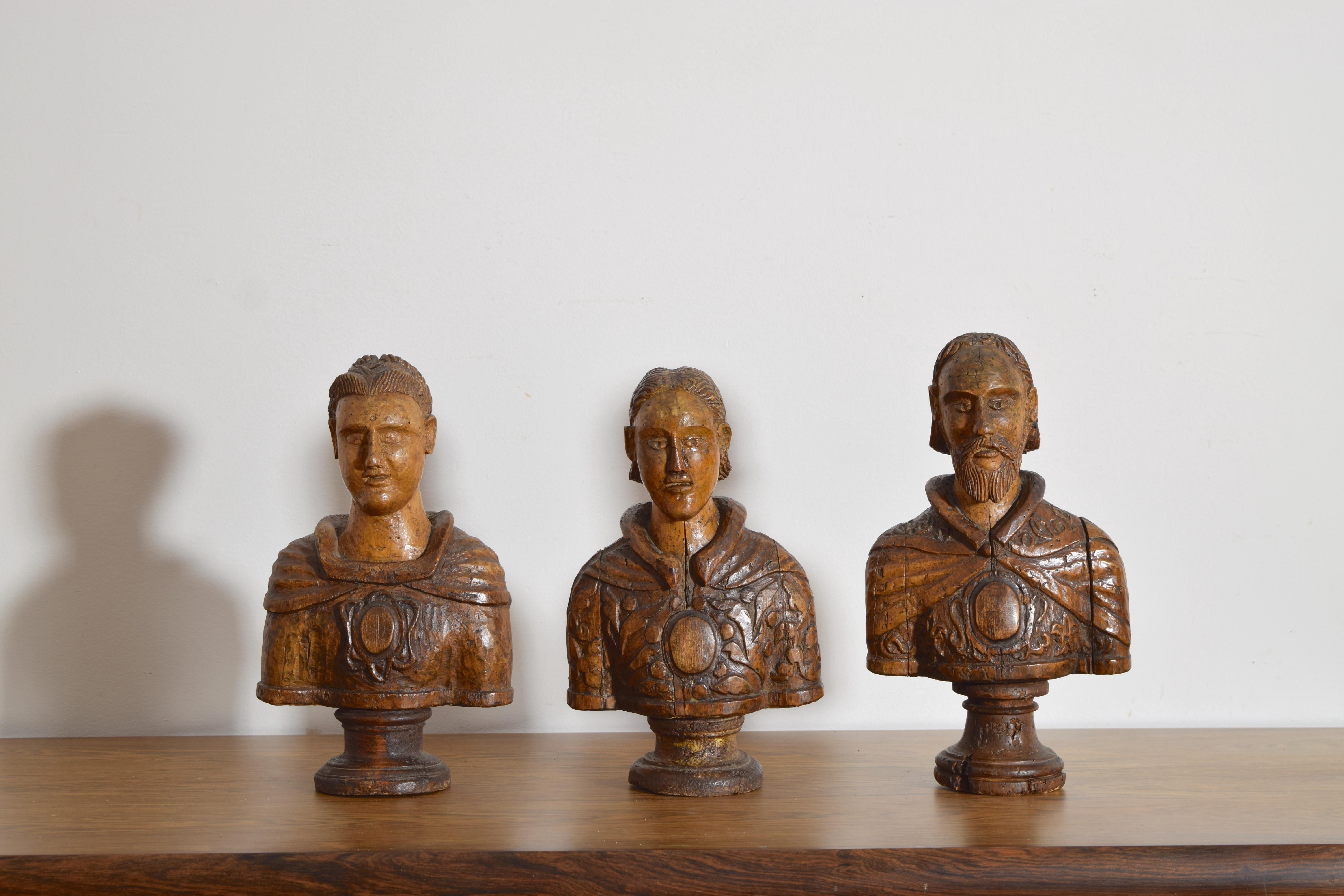 Luigi XIV Collection'S di 3 busti italiani in legno di noce intagliato dell'inizio del XVIII secolo in vendita