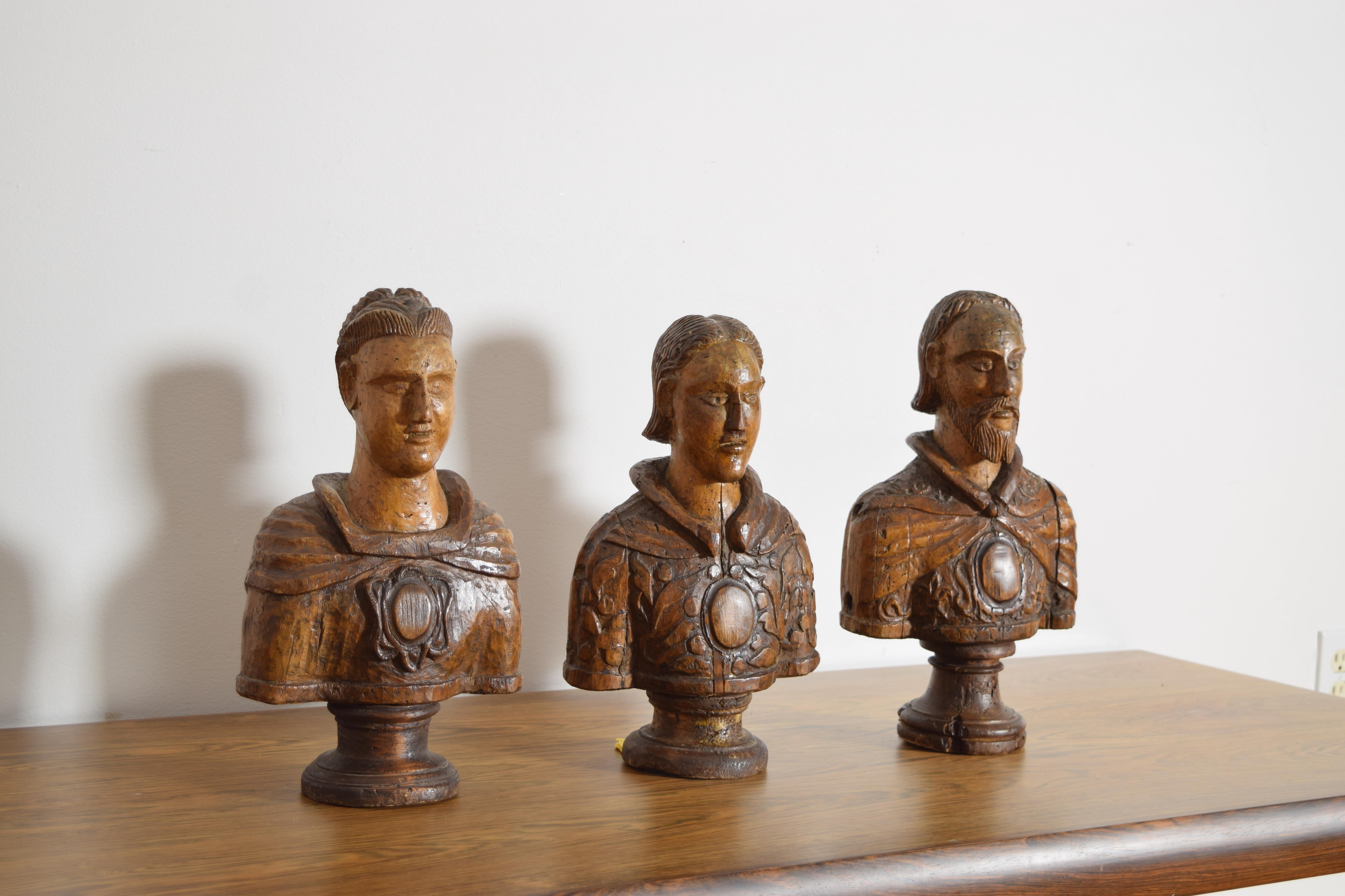 Italiano Collection'S di 3 busti italiani in legno di noce intagliato dell'inizio del XVIII secolo in vendita