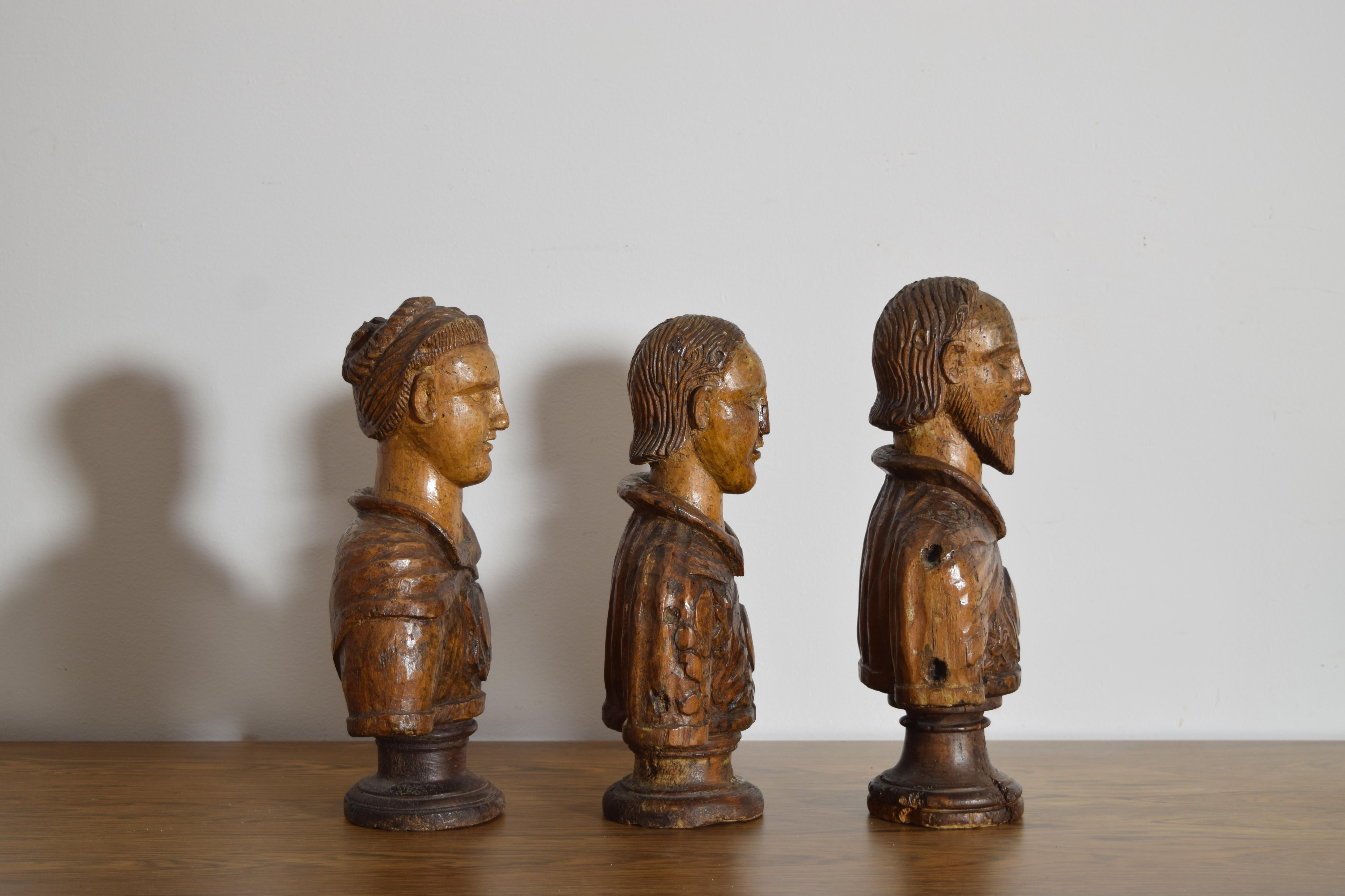 Collection'S di 3 busti italiani in legno di noce intagliato dell'inizio del XVIII secolo In condizioni buone in vendita a Atlanta, GA