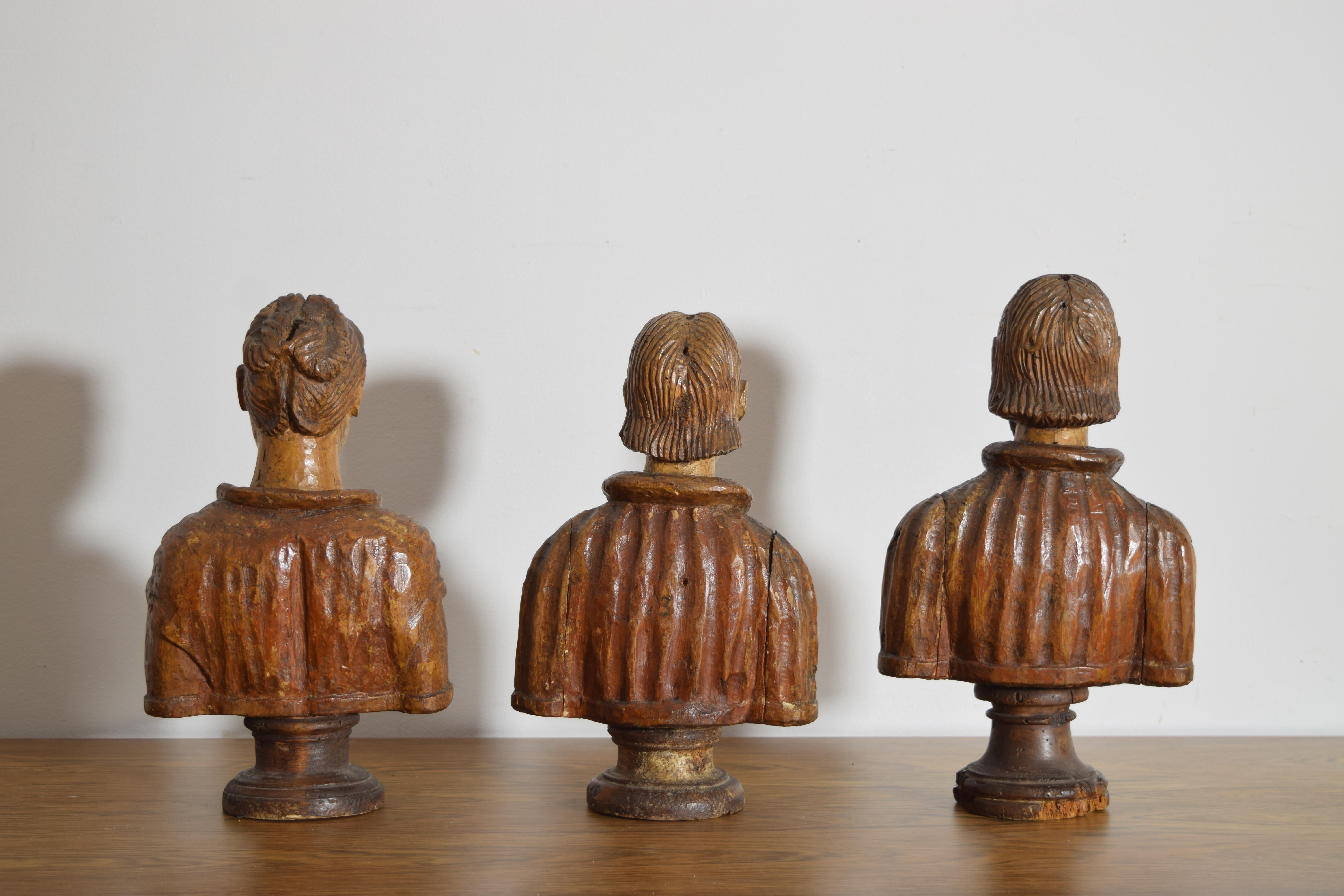 Inizio XVIII secolo Collection'S di 3 busti italiani in legno di noce intagliato dell'inizio del XVIII secolo in vendita