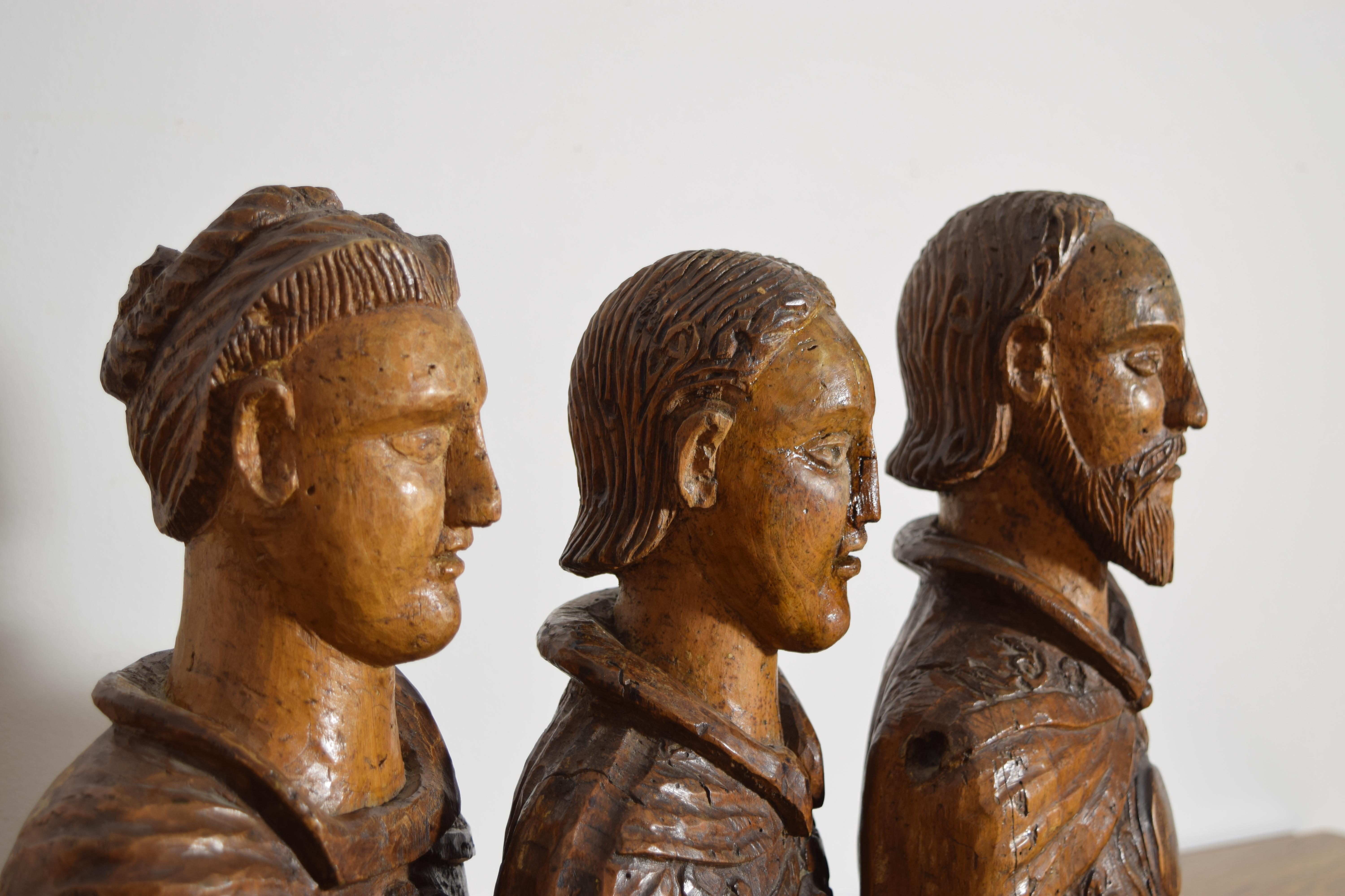 Noce Collection'S di 3 busti italiani in legno di noce intagliato dell'inizio del XVIII secolo in vendita