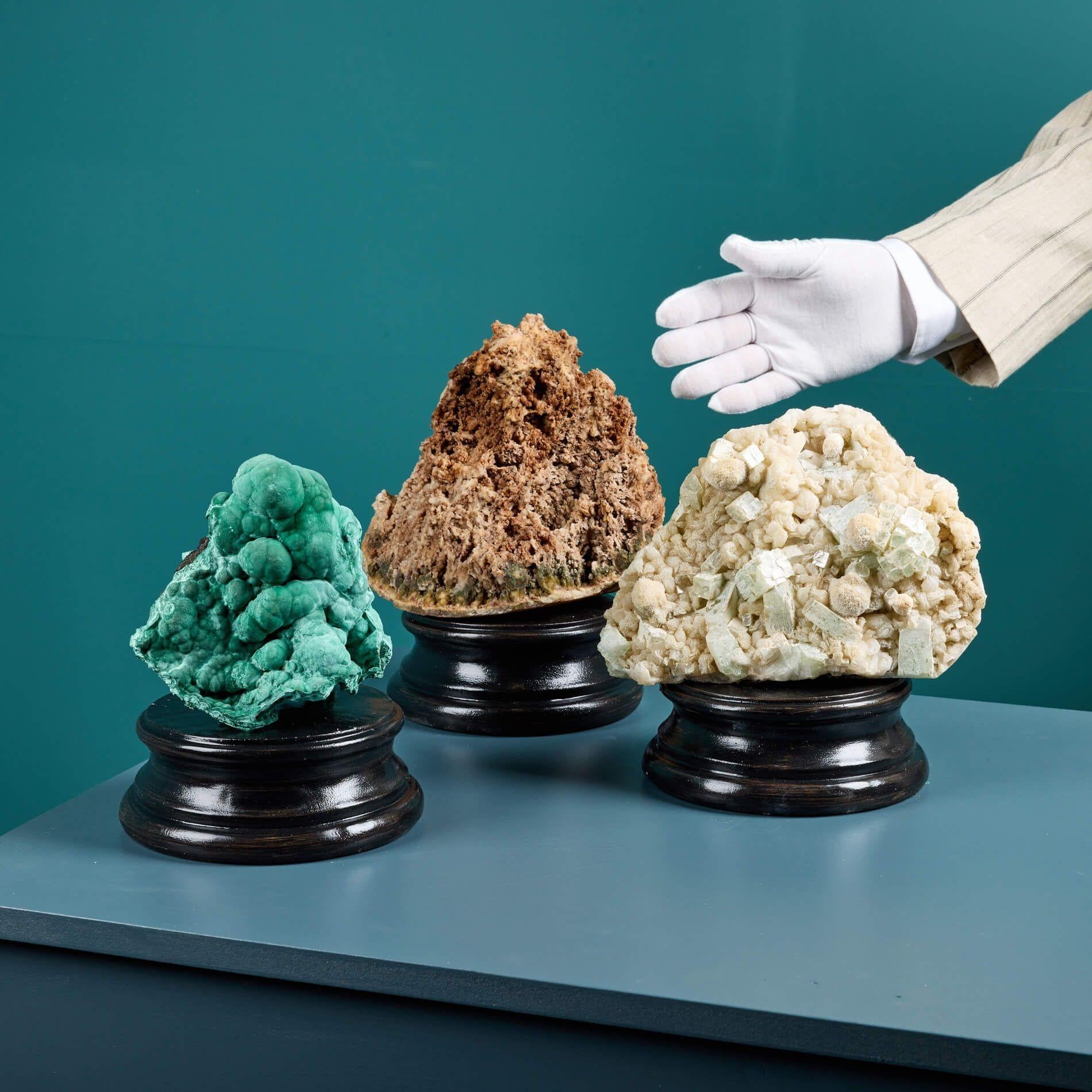 Una variada y fascinante colección de 3 especímenes minerales naturales, cada uno de ellos presentado en un exclusivo zócalo de escayola mediano de estilo neoclásico.

Cada impresionante espécimen de gabinete, incluida una malaquita botrioidal, una