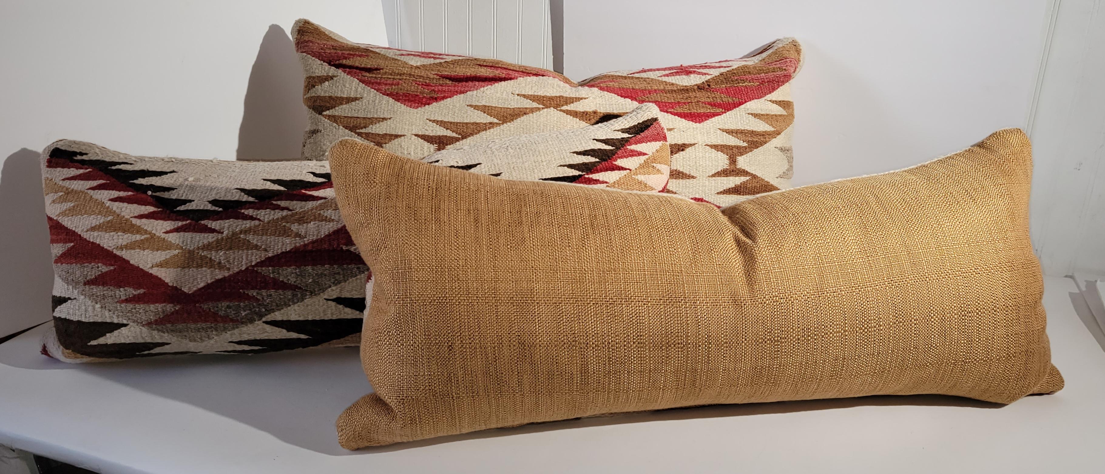 Cuscini bolster in tessuto indiano Navajo / Saddle Blanket Pillows, di dimensioni personalizzate. Il retro è in lino di cotone e imbottito di piume e piumette. Venduti in una collezione di tre pezzi. Singolarmente 950,00 l'uno.

I cuscini misurano -
