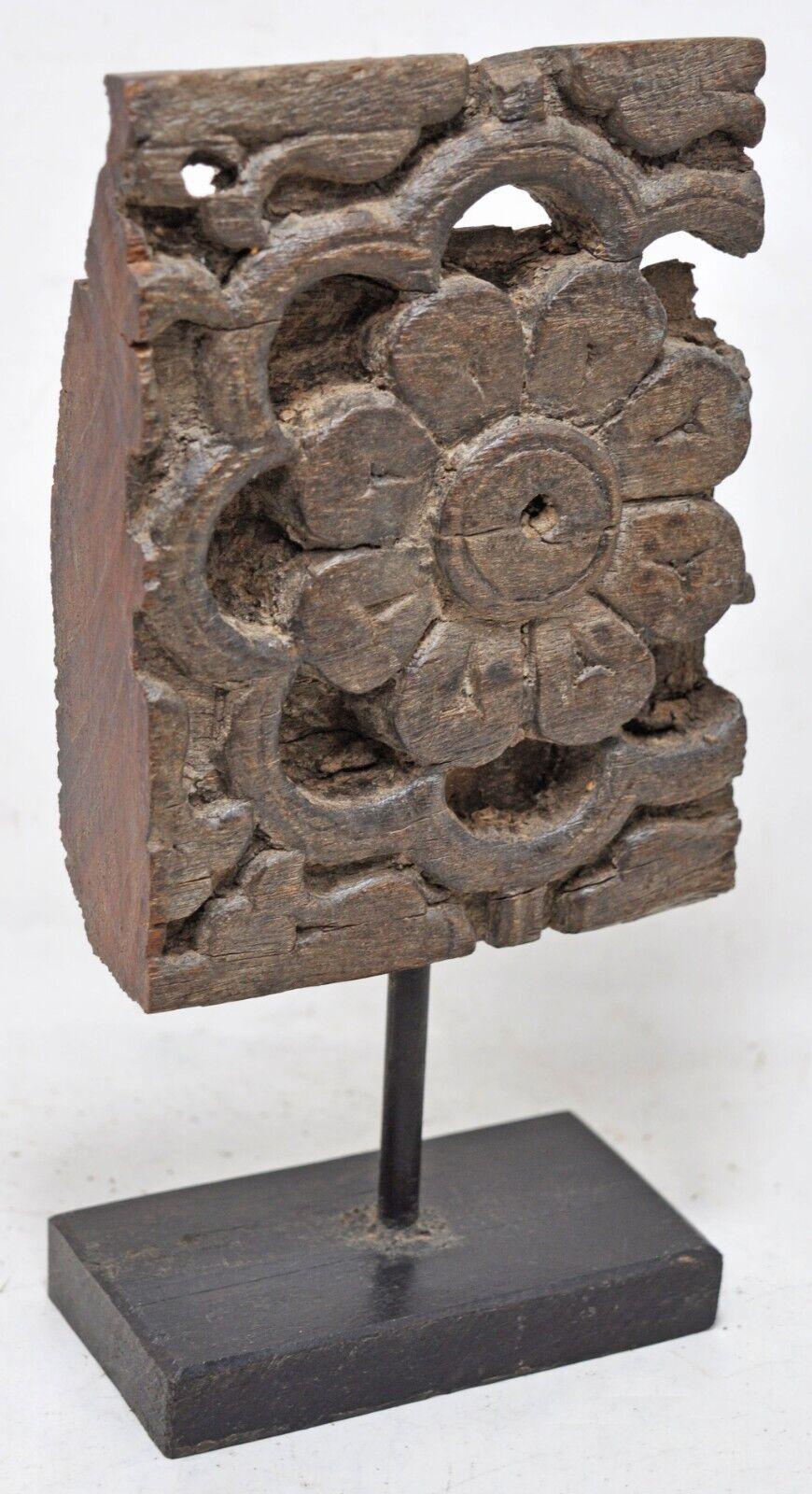 Kollektion von 3 antiken südasiatischen architektonischen Fragmenten auf Ständern

Anonym
Südasien, wahrscheinlich Indien; erste Hälfte des 20.
Holz

Ungefähre Größen: 

7.2 x 2.2 x 9.2 in.; 
4.4 x 2.2 x 9 in.; 
6 x 3 x 9 in.

Die vorliegende Gruppe