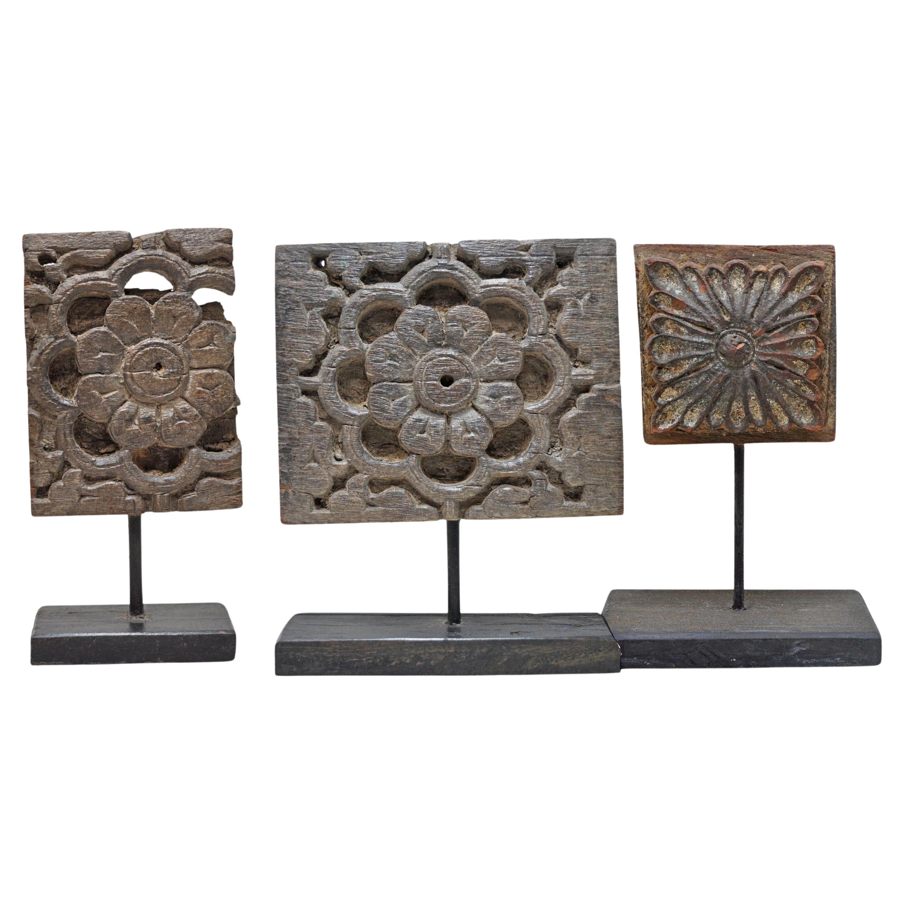 Collection de 3 fragments architecturaux anciens d'Asie du Sud sur socle