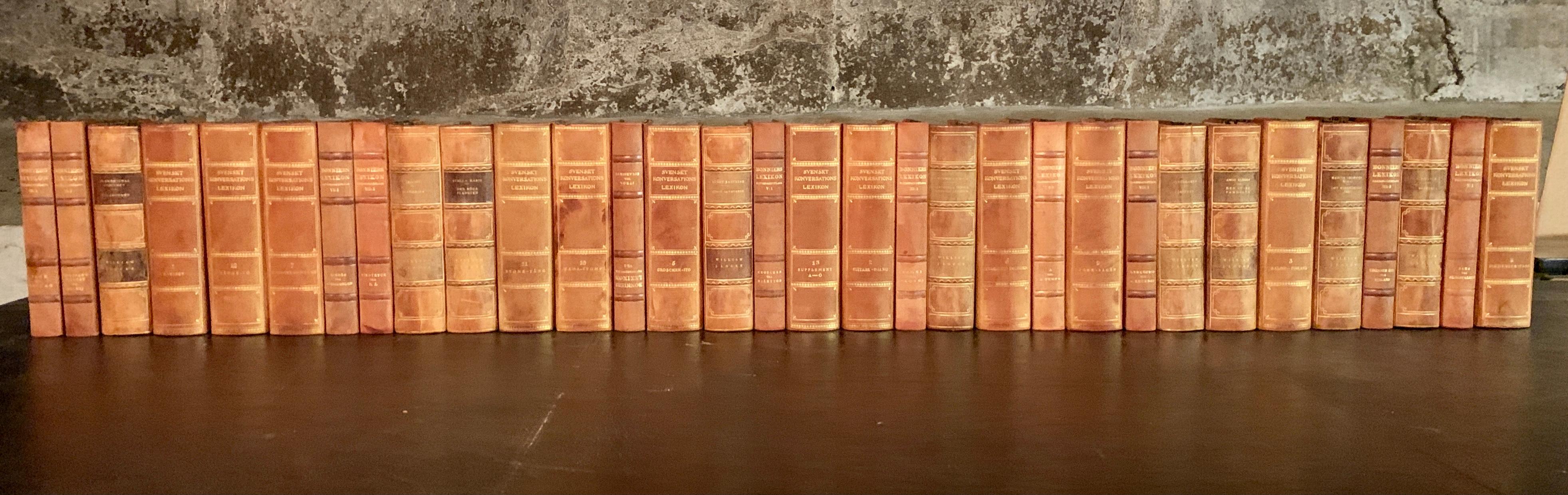 A collection of 32 Swedish decorative antique leather-bound library books from the period of 1926-1932.

This lot of books from Sweden are wrapped in beautiful vintage leather-bound covers, comprised of a selection of warm tones and gold leaf