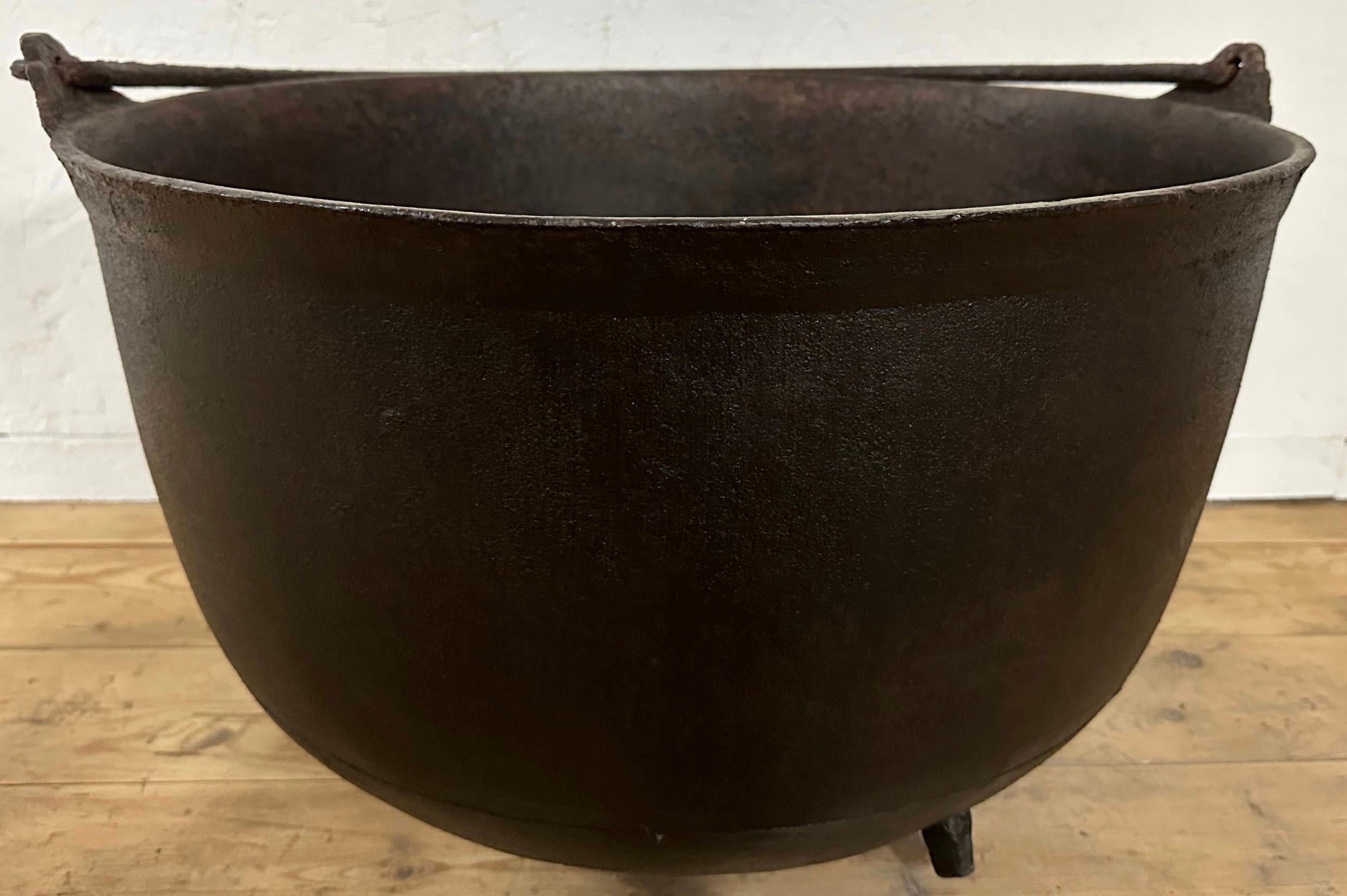 Une collection de 4 seaux ou pots en fonte.  Trois d'entre eux sont munis d'une poignée et peuvent être utilisés comme accessoire de cheminée, seau à glace, bac à plantes ou porte-bûches. Ces récipients en fonte sont très bien construits, ils sont