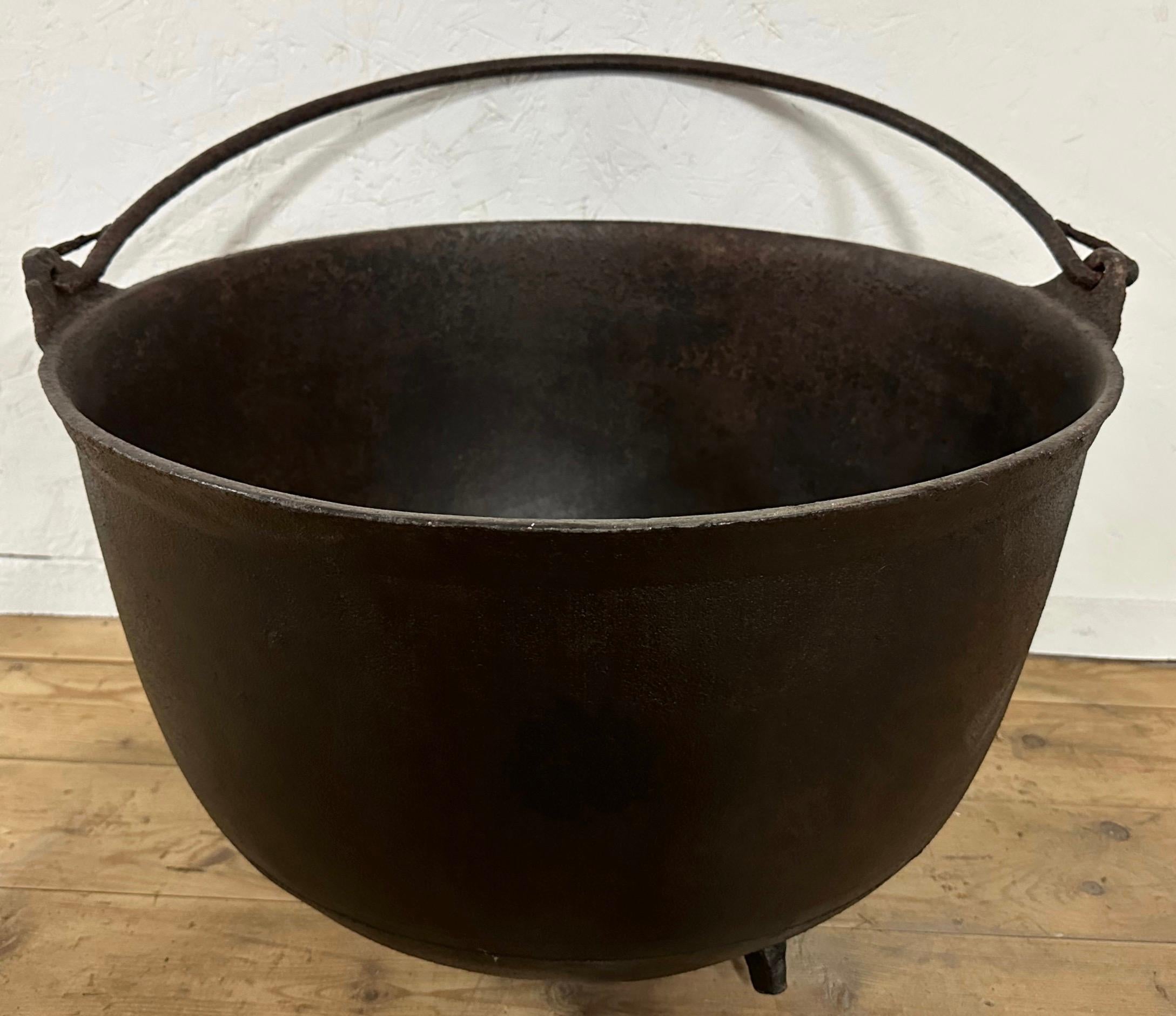 Rustique Collection de 4 chaudrons ou seaux en fonte en vente