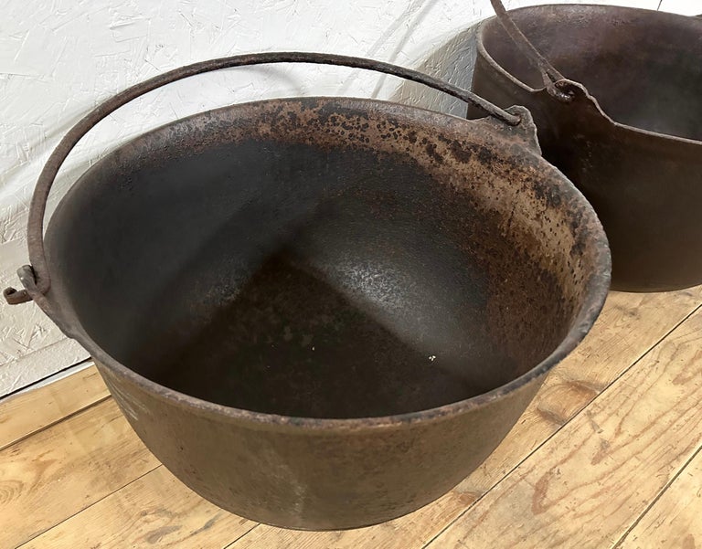Collection of 4 Cast Iron Cauldrons or Buckets In Good Condition For Sale In Sheffield, MA