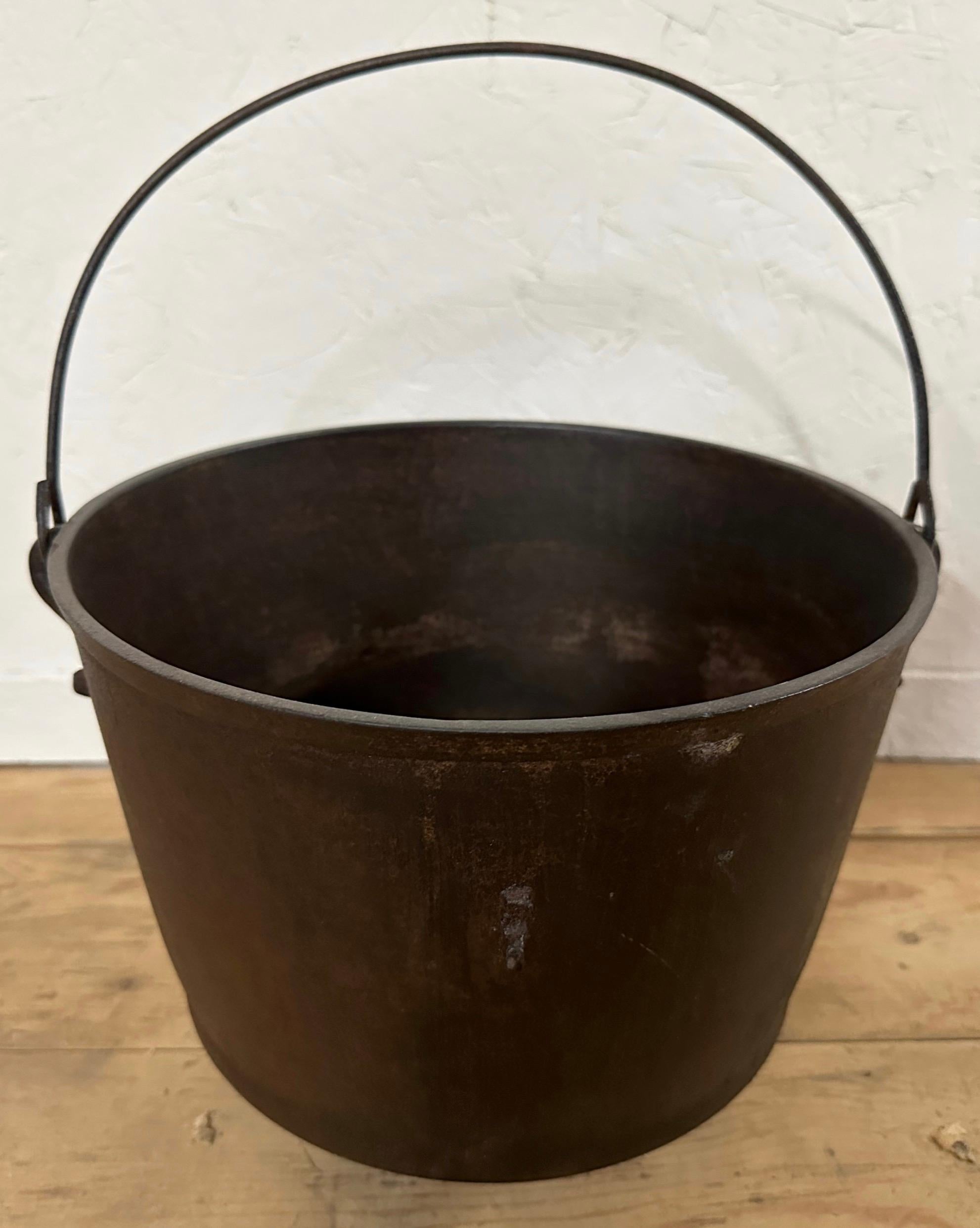 Collection of 4 Cast Iron Cauldrons or Buckets In Good Condition For Sale In Sheffield, MA