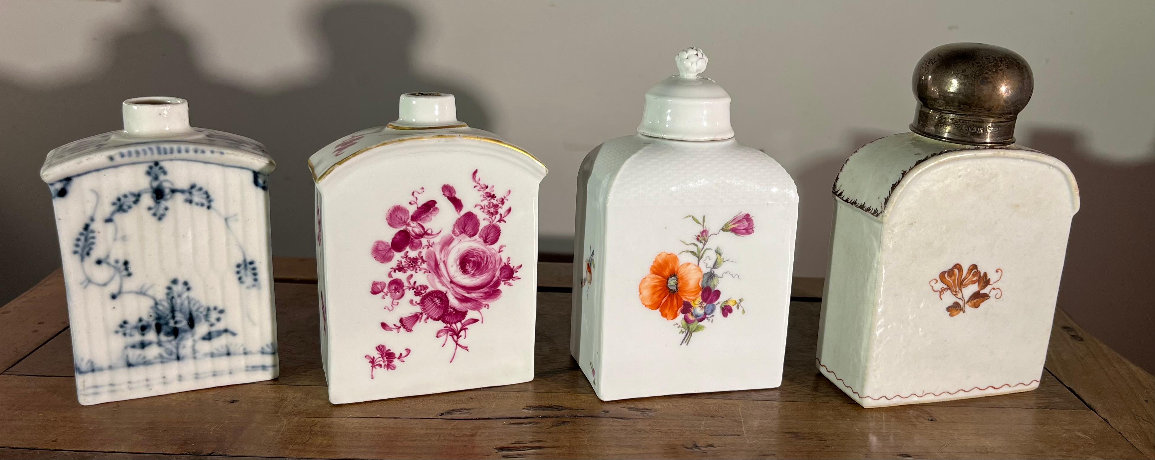 Collection de 4 boîtes à thé d'exportation chinoise en porcelaine et faïence, du milieu à la fin du XVIIIe siècle, désaccession de musée, l'une conservant son couvercle en céramique d'origine et une autre avec un bouchon en argent. 