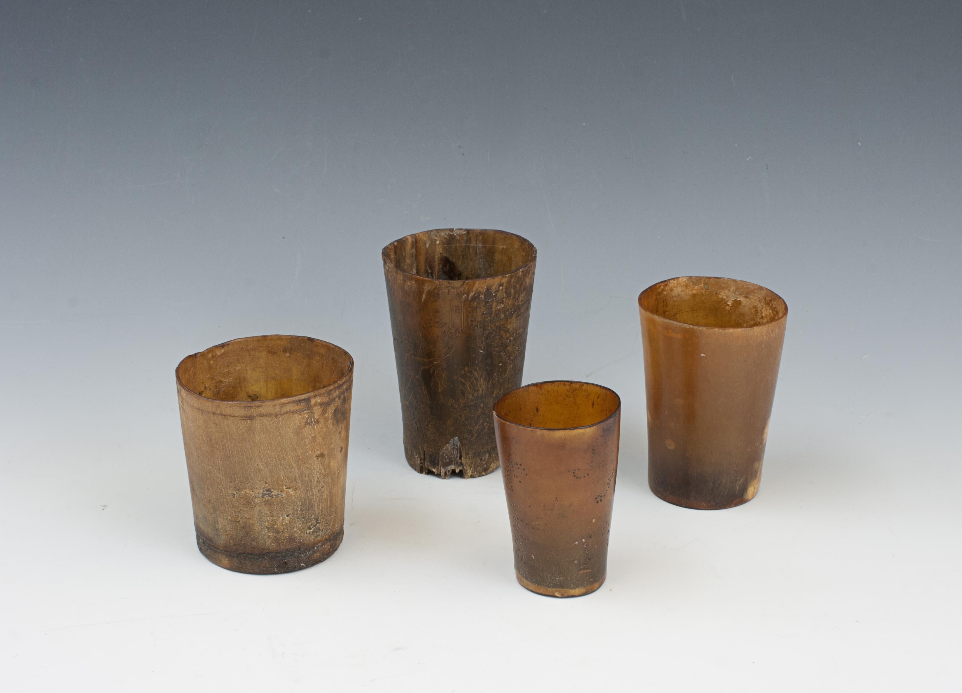 Quattro primi becher di Horn.
Una selezione di quattro bicchieri in corno di bovino di varie dimensioni, tutti con fondo in corno. Bicchiere 1 - diametro del cerchio 7,5 cm, altezza 8,2 cm - decorazione a linee di tram nella parte superiore e