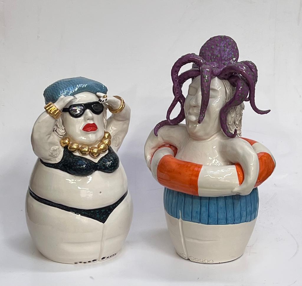 Ces pièces sont fabriquées à la main de manière unique par nos artistes. La création est sans moule, de sorte que chaque pièce est unique. Les artisans travaillent la céramique et la terre cuite avec des émaux. 