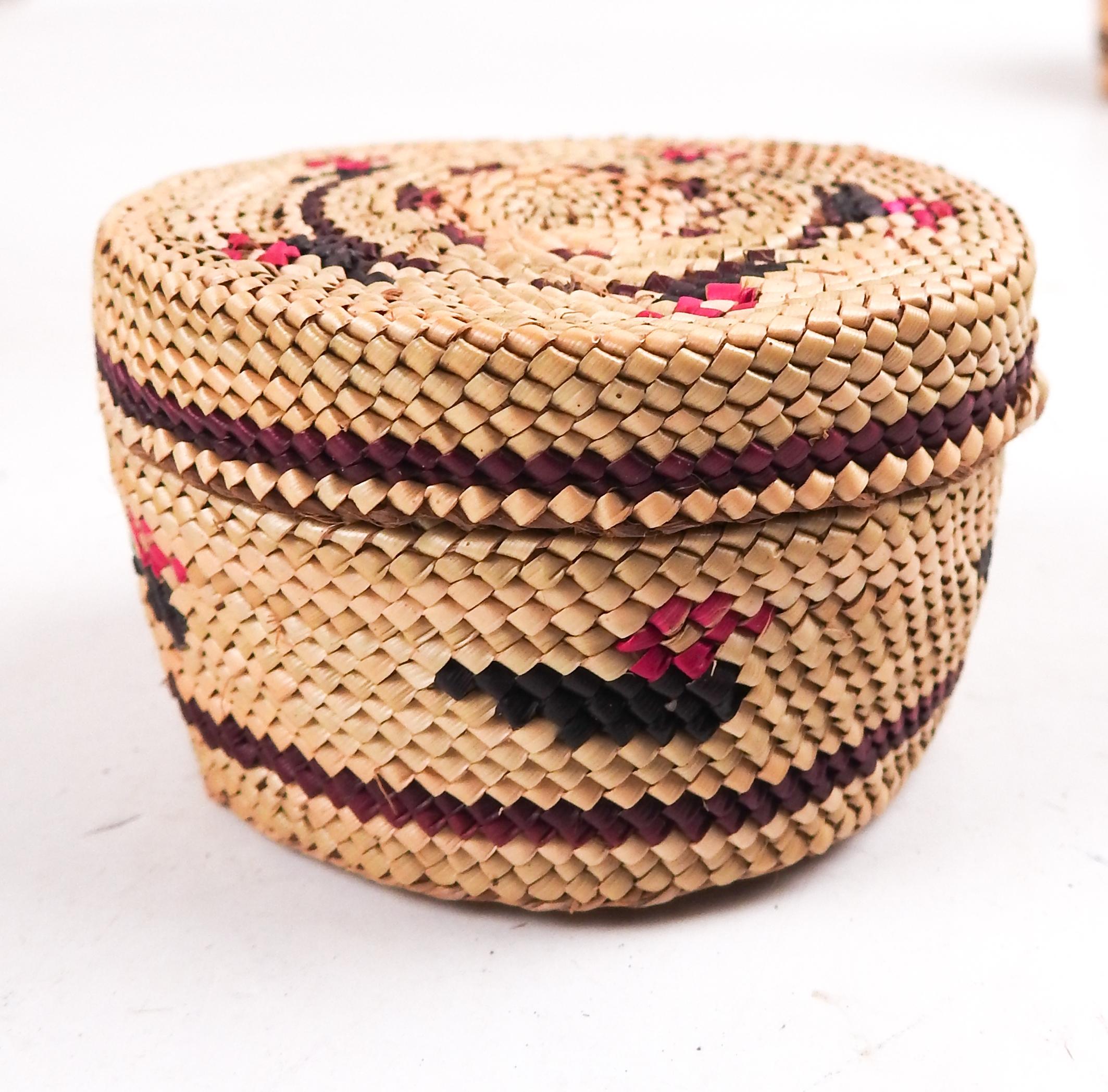 Collection of 4 Makah Lidded Baskets Duck Canoe Motif In Good Condition For Sale In Seguin, TX