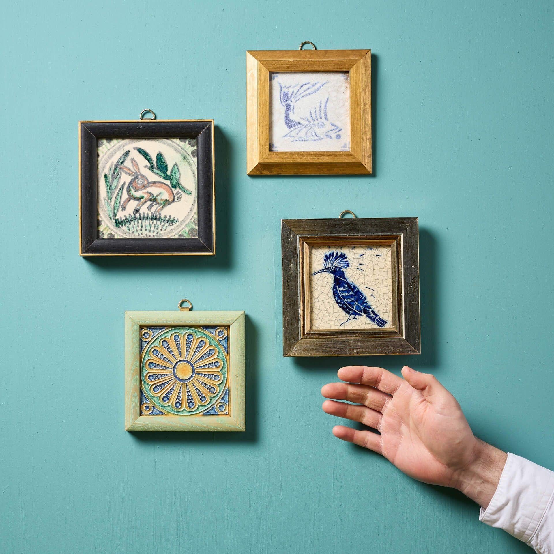 Un gruppo unico di quattro piastrelle decorative di recupero del XX secolo, fissate in cornici a muro. Ex. Collezione Chris Blanchett, queste piastrelle sono di origine inglese e olandese, alcune con segni sul retro (vedi foto).

Il set comprende