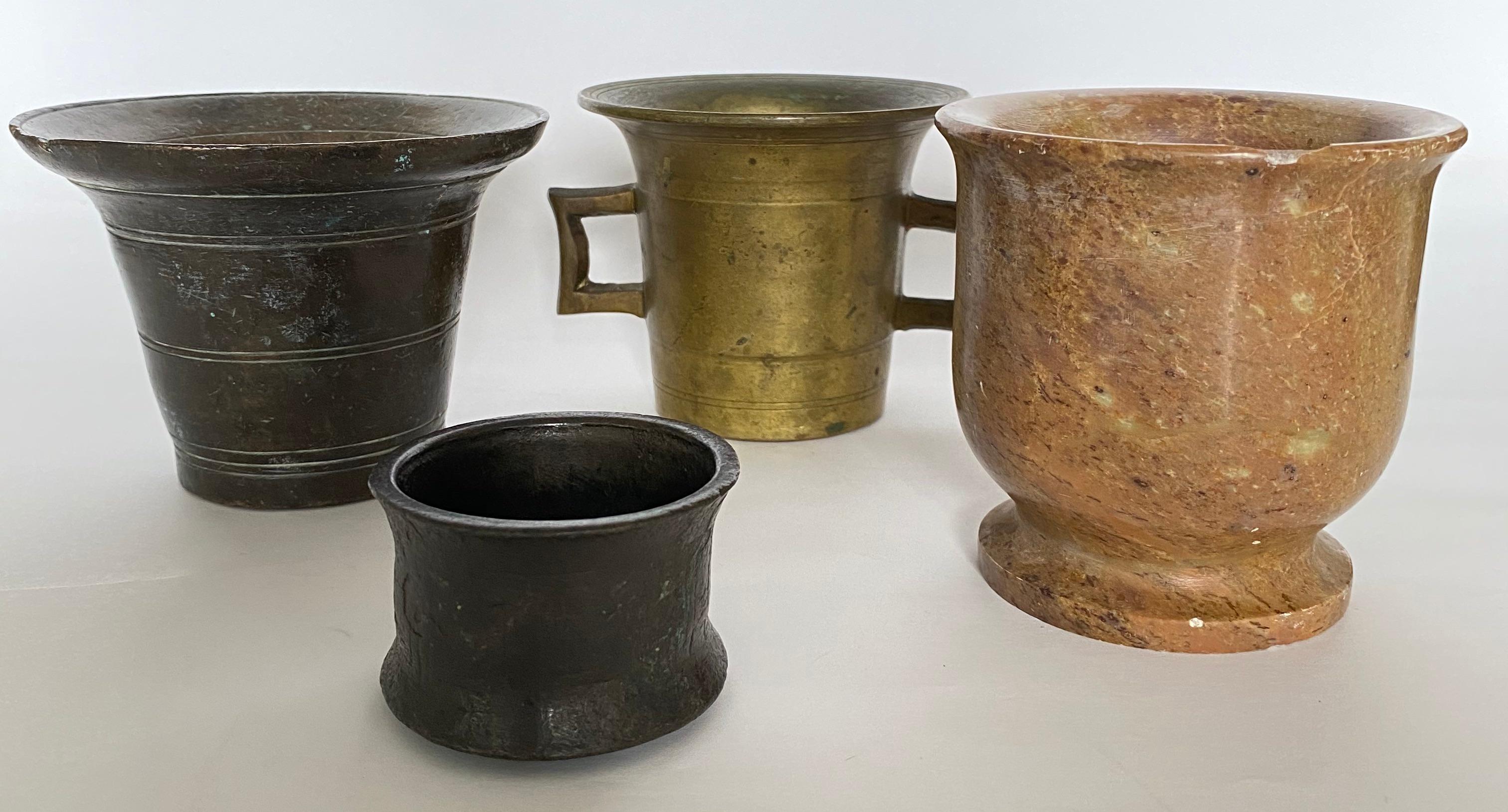 Charmante Sammlung von 4 alten europäischen Apotheken- und Kräutermörsern aus Bronze, Messing und Marmor aus dem 17. bis 20. Jedes zeigt Anzeichen von Gebrauchsspuren. Die Größe reicht von 1,75