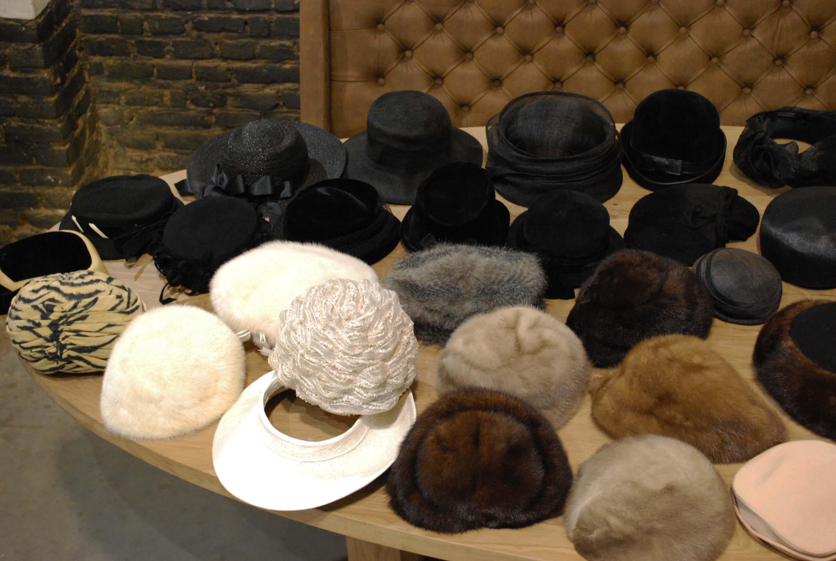 Il s'agit d'une collection de 40 chapeaux de tailles et de marques différentes.
Ces chapeaux ont été acquis dans une boutique discontinue de Brugges, en Belgique.
La plupart de ces chapeaux sont donc comme neufs.
Certains d'entre eux ont une