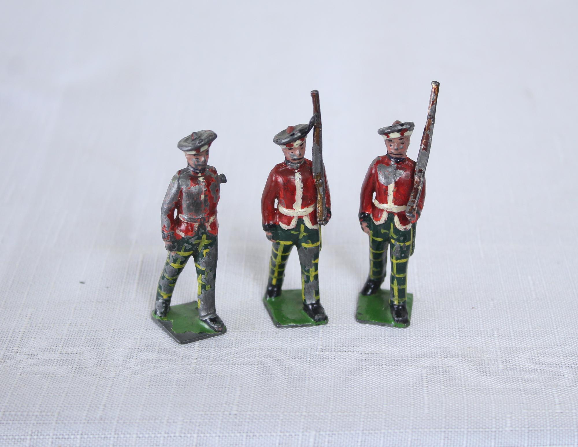 Painted Collection of 40 Pre WW1 Lead Soldiers, Scots Guards and English Regiments For Sale