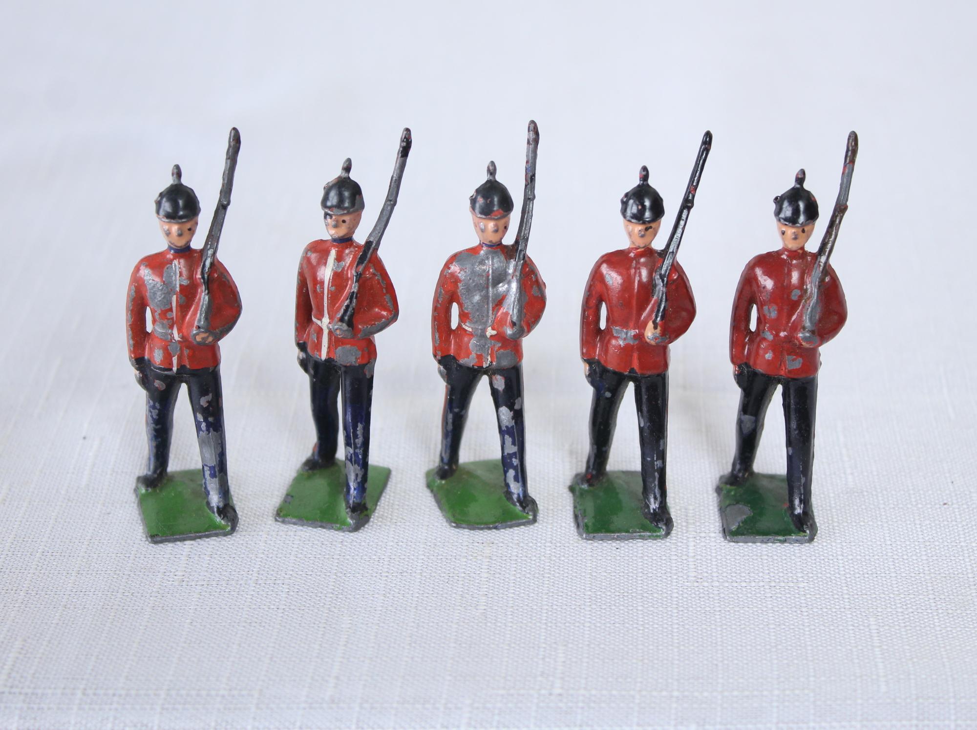 20th Century Collection of 40 Pre WW1 Lead Soldiers, Scots Guards and English Regiments For Sale