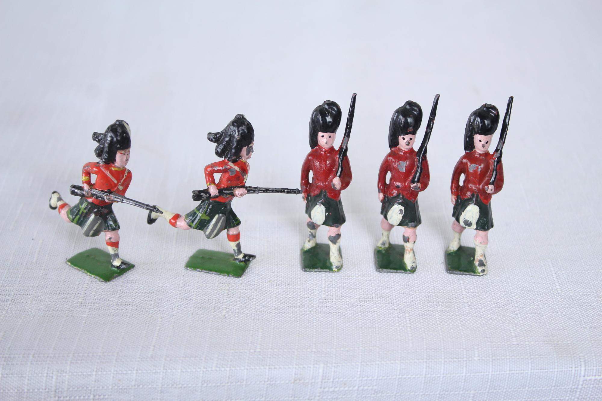 Collection of 40 Pre WW1 Lead Soldiers, Scots Guards and English Regiments For Sale 1