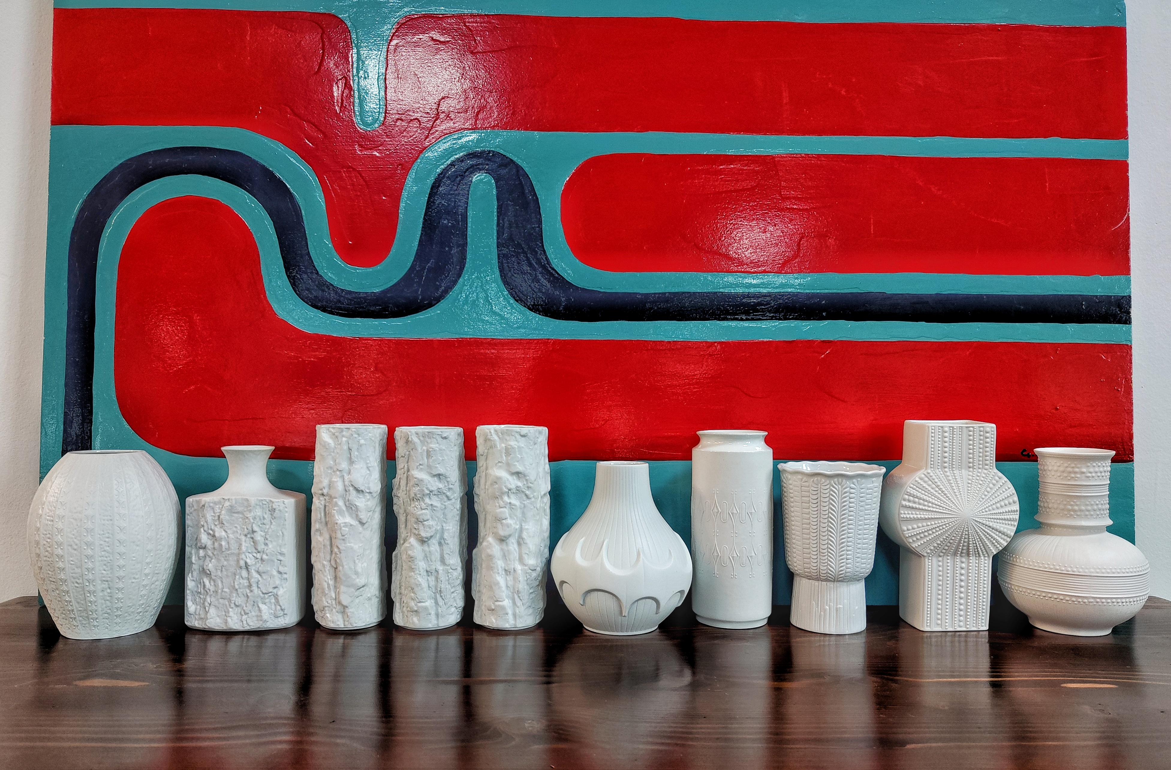 Collection de 40 vases vintage en porcelaine biscuit par divers artistes allemands, années 1970 en vente 3