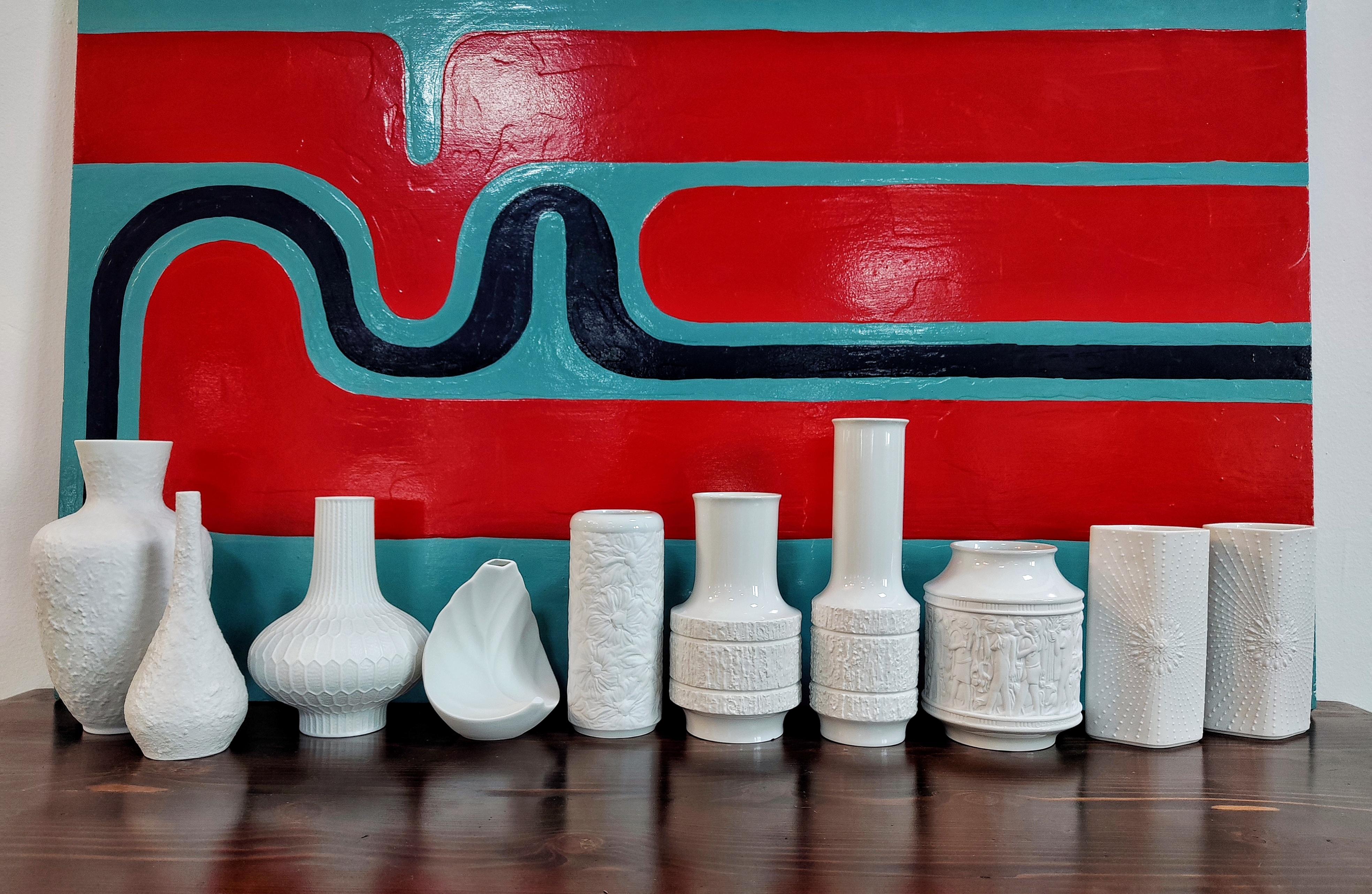 Collection de 40 vases vintage en porcelaine biscuit par divers artistes allemands, années 1970 en vente 4
