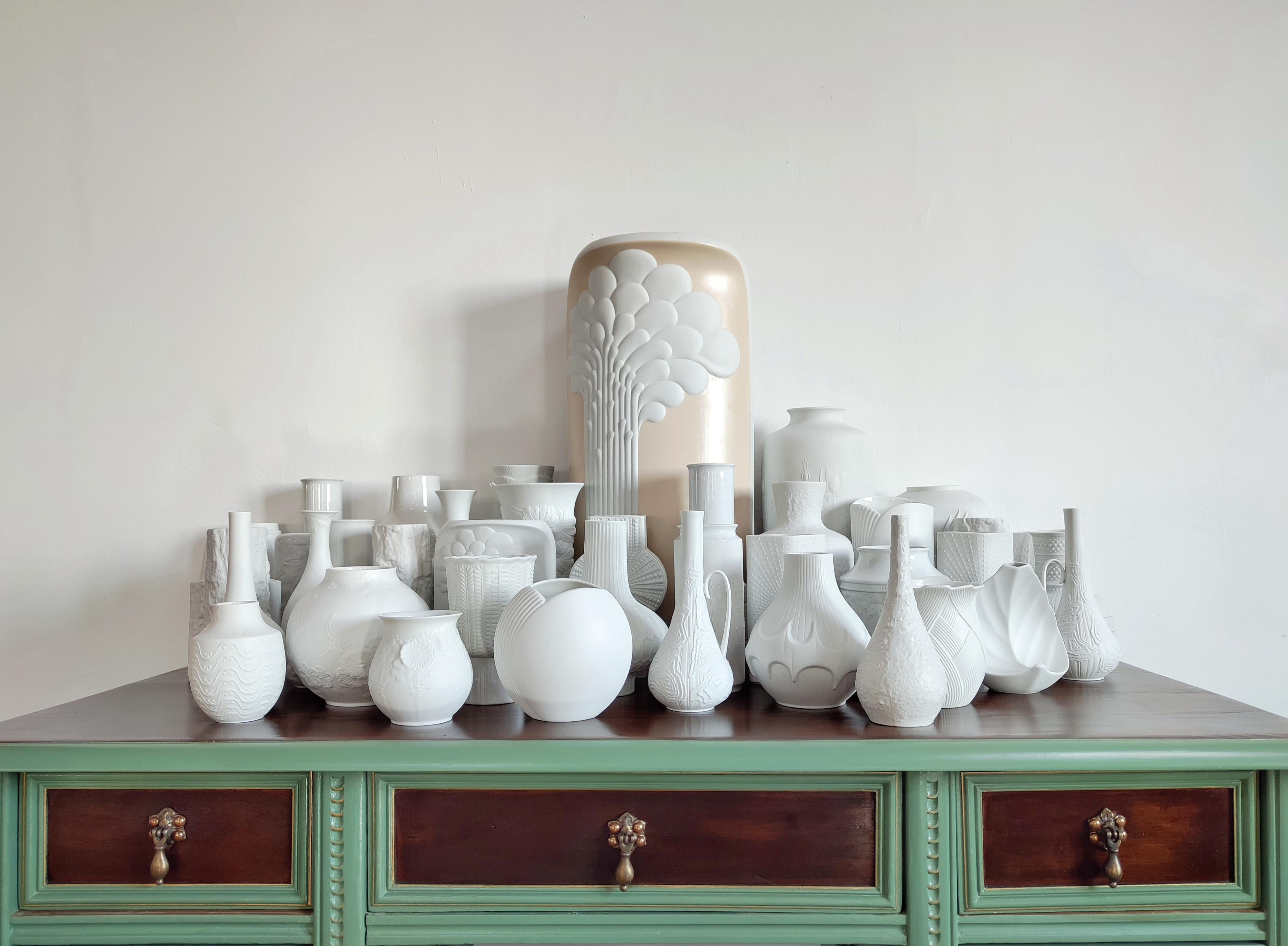 Allemand Collection de 40 vases vintage en porcelaine biscuit par divers artistes allemands, années 1970 en vente