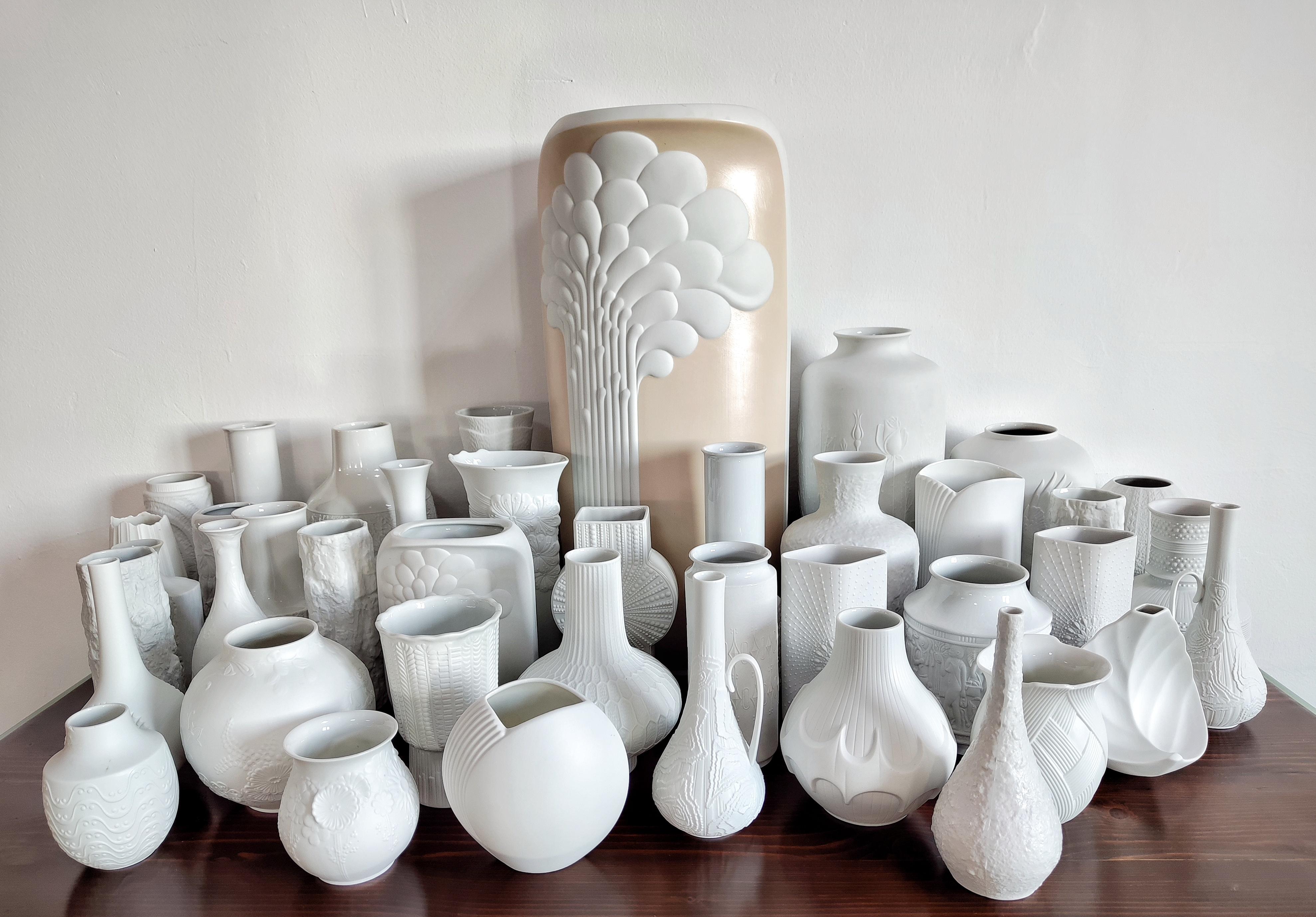 Colección de 40 jarrones antiguos de porcelana bizcochada de Various Artists alemanes, años 70 Sin esmaltar en venta