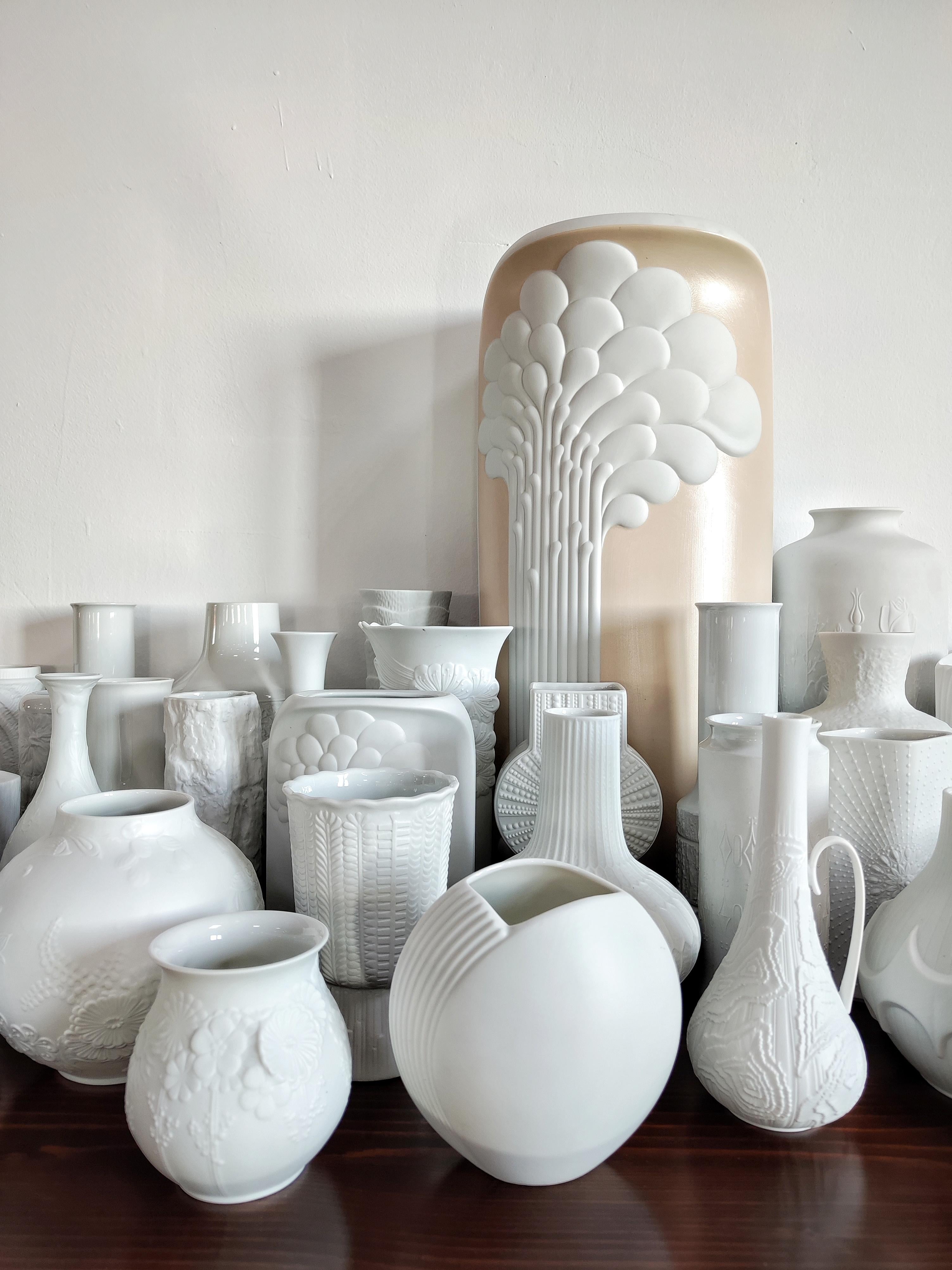 Collection de 40 vases vintage en porcelaine biscuit par divers artistes allemands, années 1970 Bon état - En vente à Beograd, RS