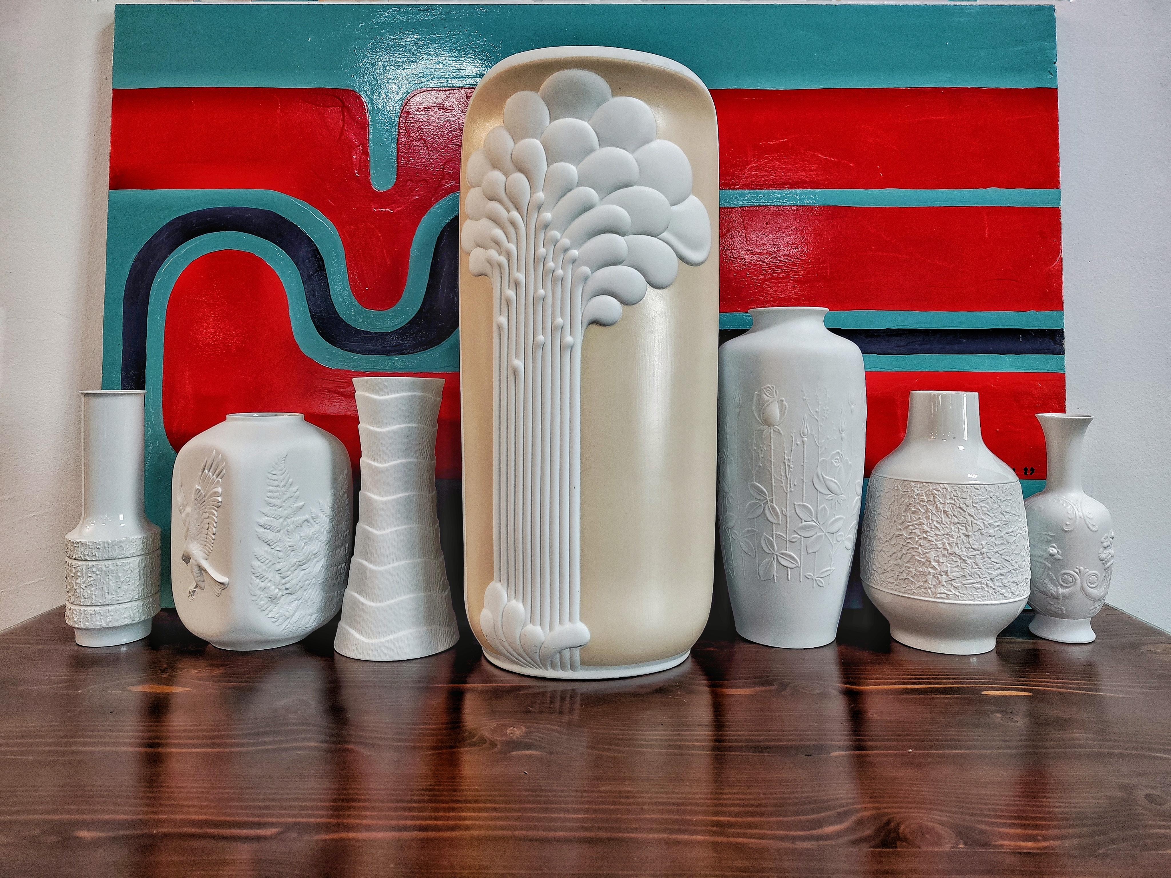 Collection de 40 vases vintage en porcelaine biscuit par divers artistes allemands, années 1970 en vente 1