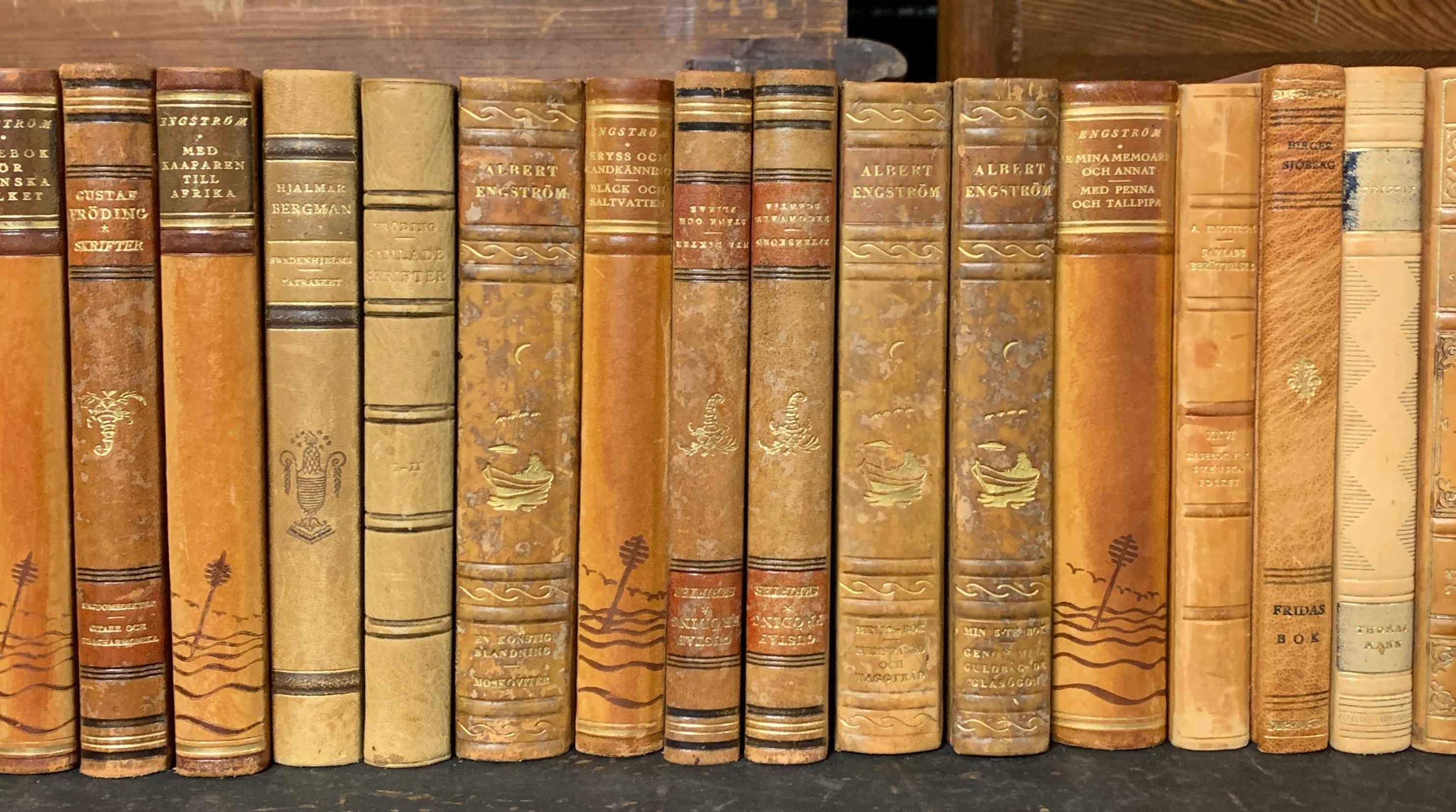 Kollektion von 42 schwedischen, ledergebundenen Büchern aus dem frühen 20. Jahrhundert (Handgefertigt) im Angebot