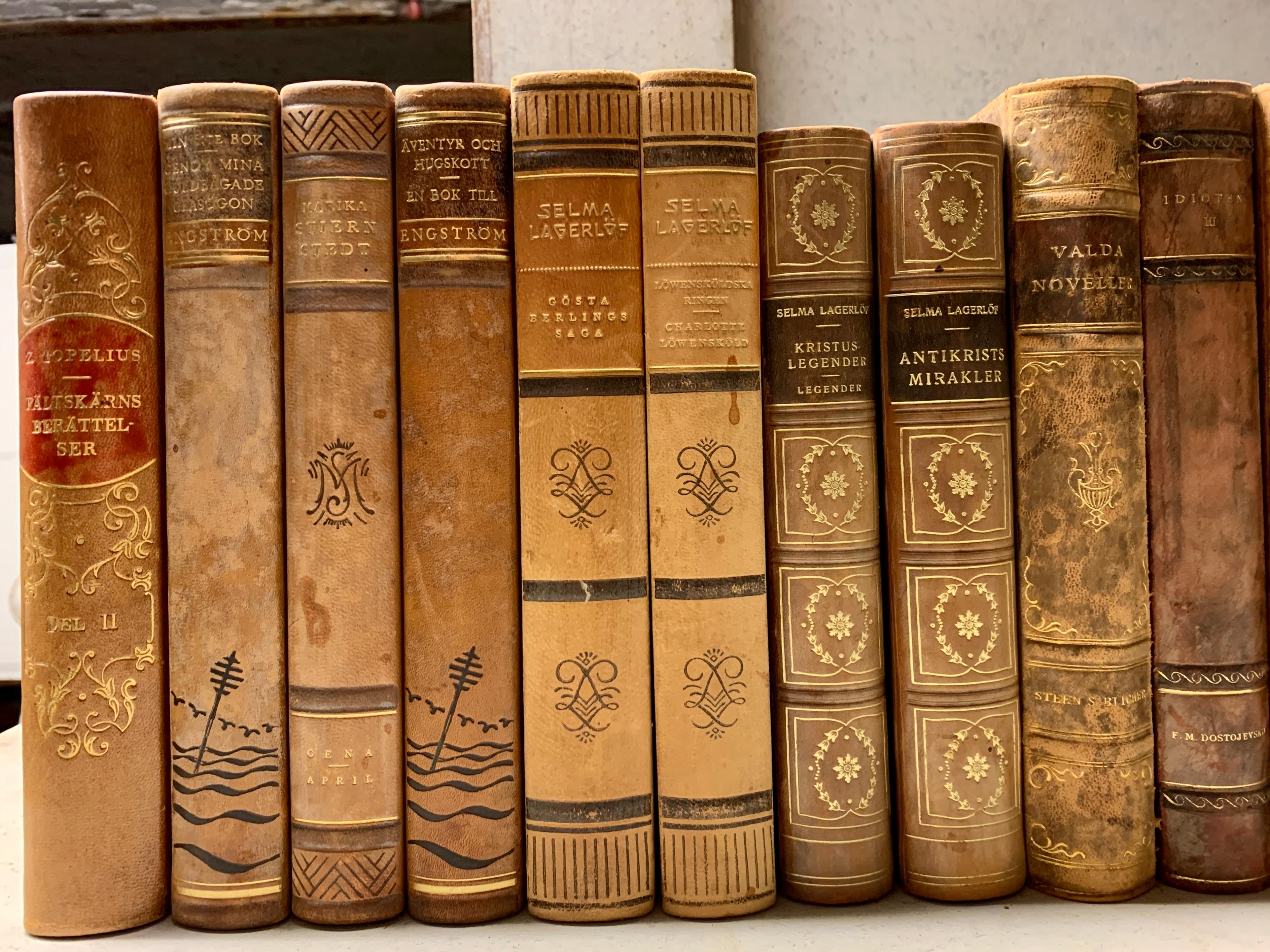 Kollektion von 47 schwedischen, ledergebundenen Büchern des 20. Jahrhunderts (Leder) im Angebot