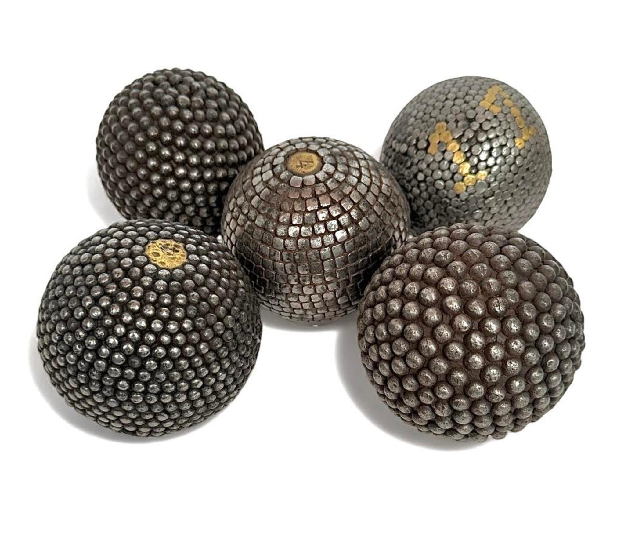 Eine Sammlung von 5 antiken Petanque Französisch beschlagene Spielkugeln. Petanque ist dem italienischen Spiel Bocce ähnlich. Diese Spielbälle werden in Handarbeit hergestellt, ausgehend von einem Holzkern, der von handgehämmerten Stahlstiften oder