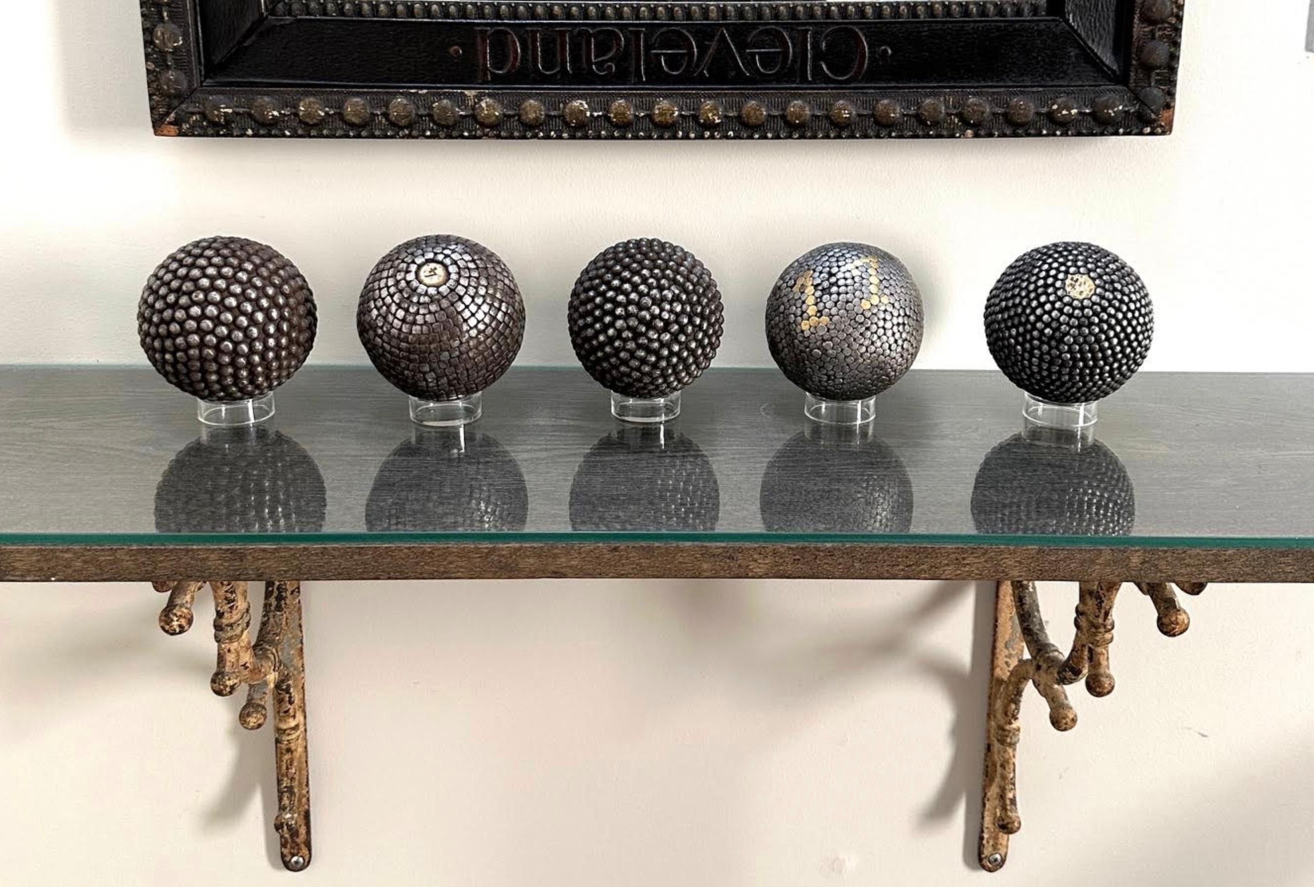 Kollektion von 5 antiken französischen Nieten-Petanque-Spielkugeln mit Nieten (Französische Provence) im Angebot