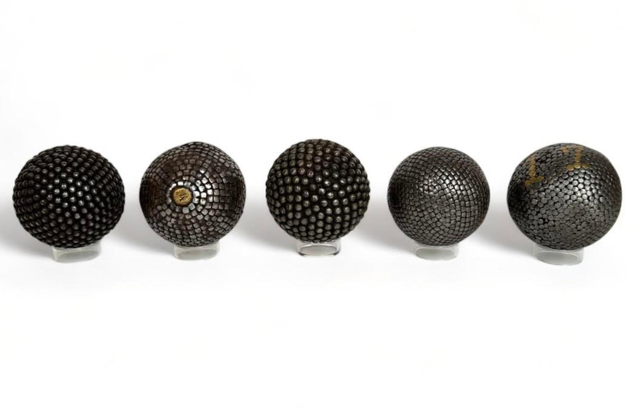 Kollektion von 5 antiken französischen Nieten-Petanque-Spielkugeln mit Nieten (Französisch) im Angebot