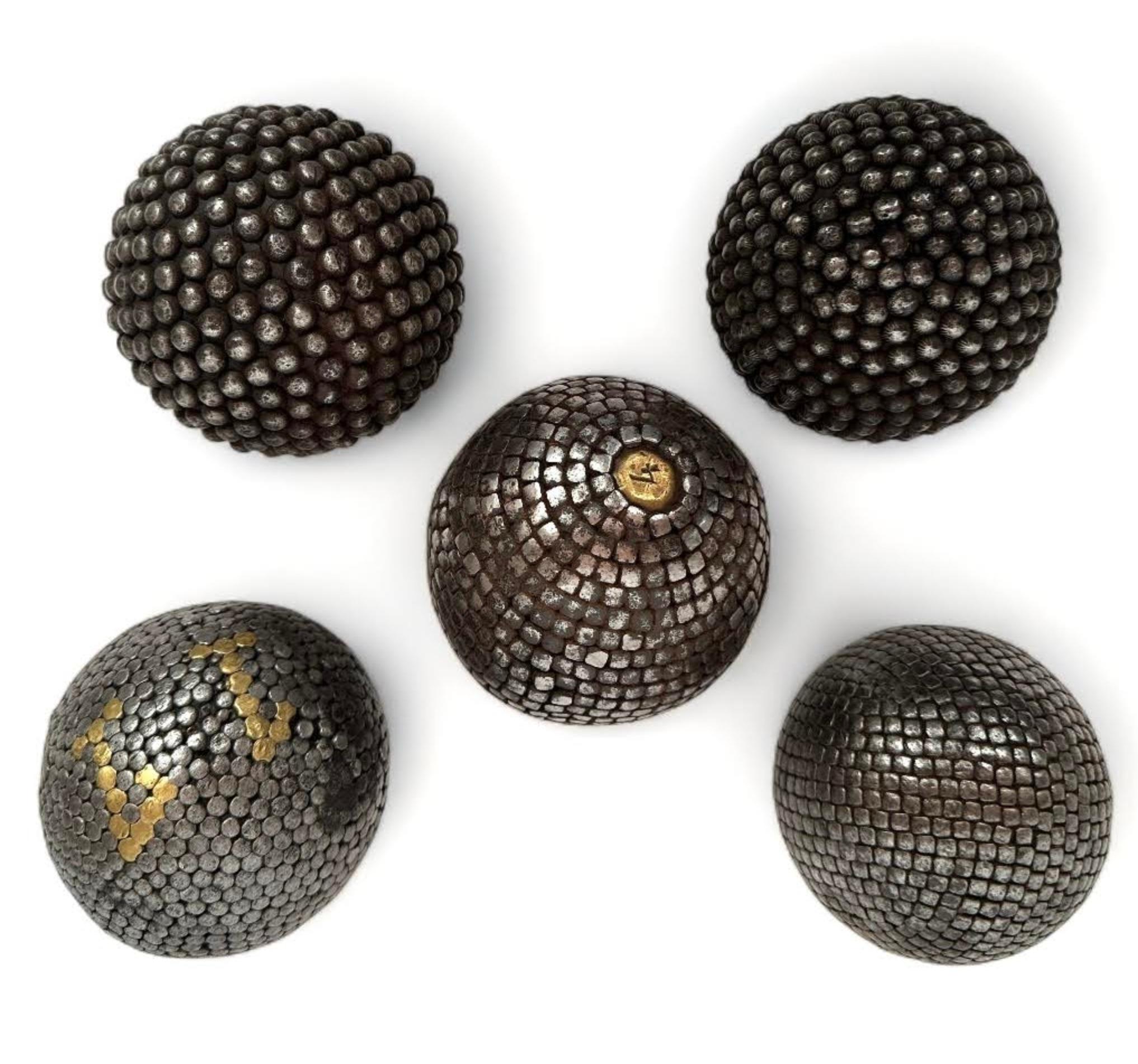 Kollektion von 5 antiken französischen Nieten-Petanque-Spielkugeln mit Nieten im Zustand „Gut“ im Angebot in Stamford, CT