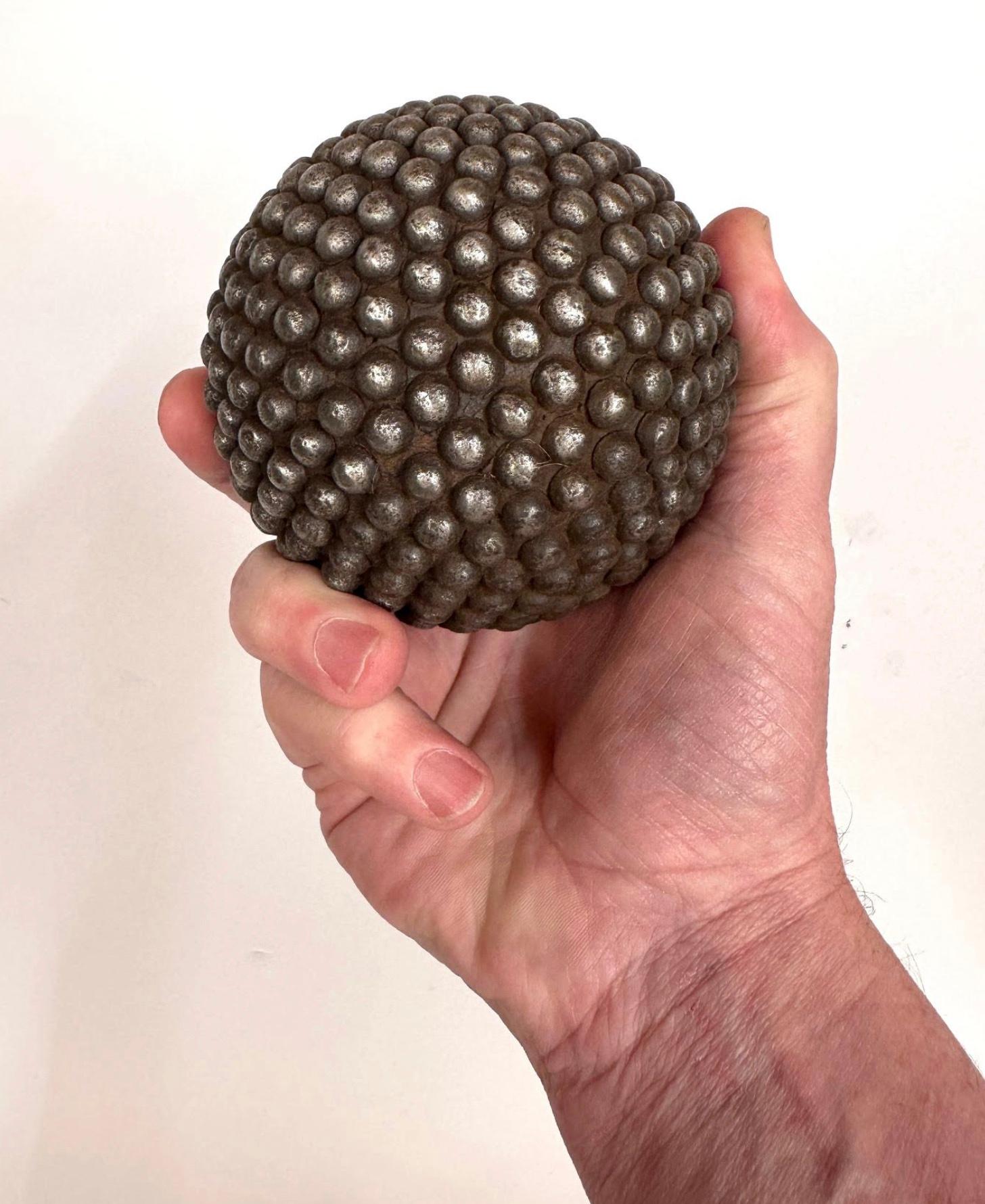 Kollektion von 5 antiken französischen Nieten-Petanque-Spielkugeln mit Nieten (Frühes 20. Jahrhundert) im Angebot