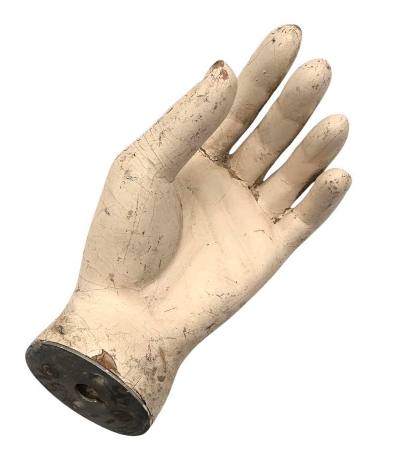 Colección de 5 manos antiguas de maniquí de madera y composite a tamaño natural en diversas posturas. Todos con la superficie original intacta. Envejecimiento adecuado y maravillosas superficies pintadas craqueladas. Ideales como accesorios o