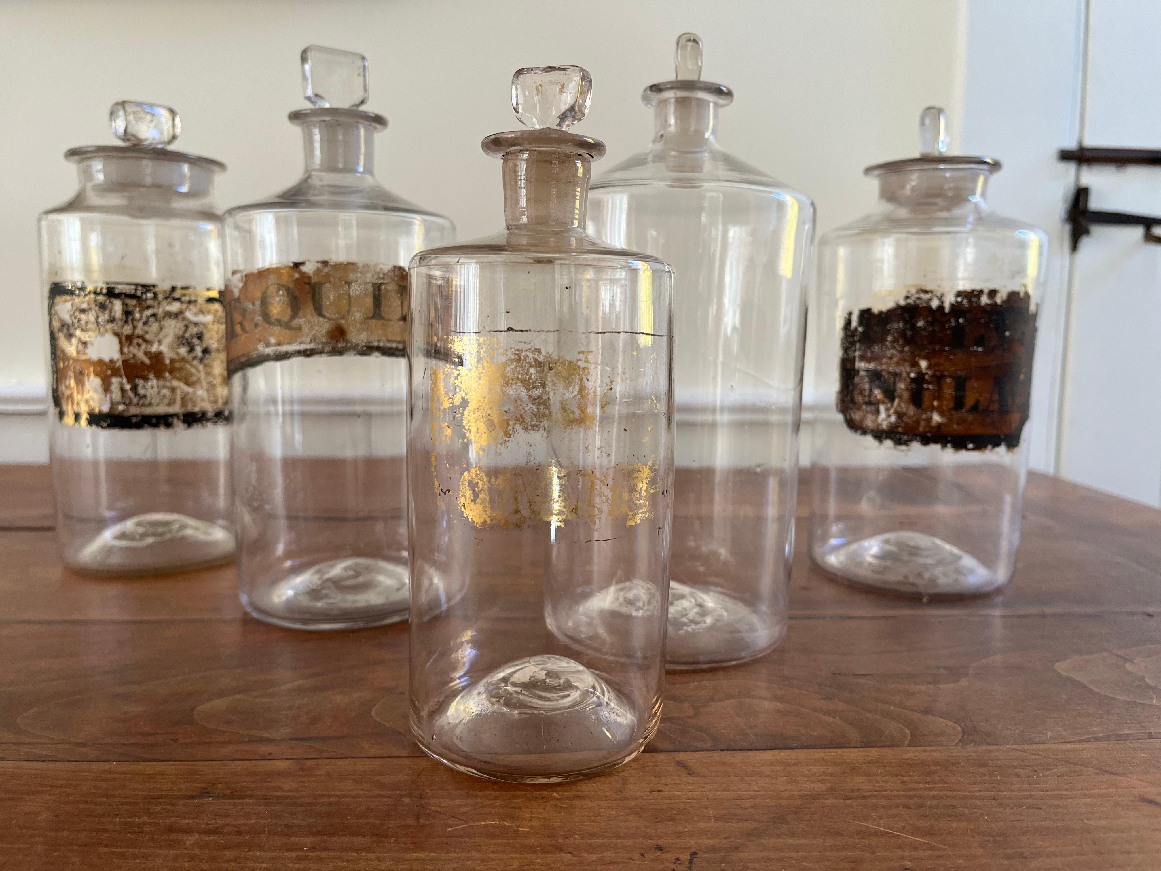 Kollektion von 5 Apothekerflaschen, um 1850 (Geblasenes Glas) im Angebot