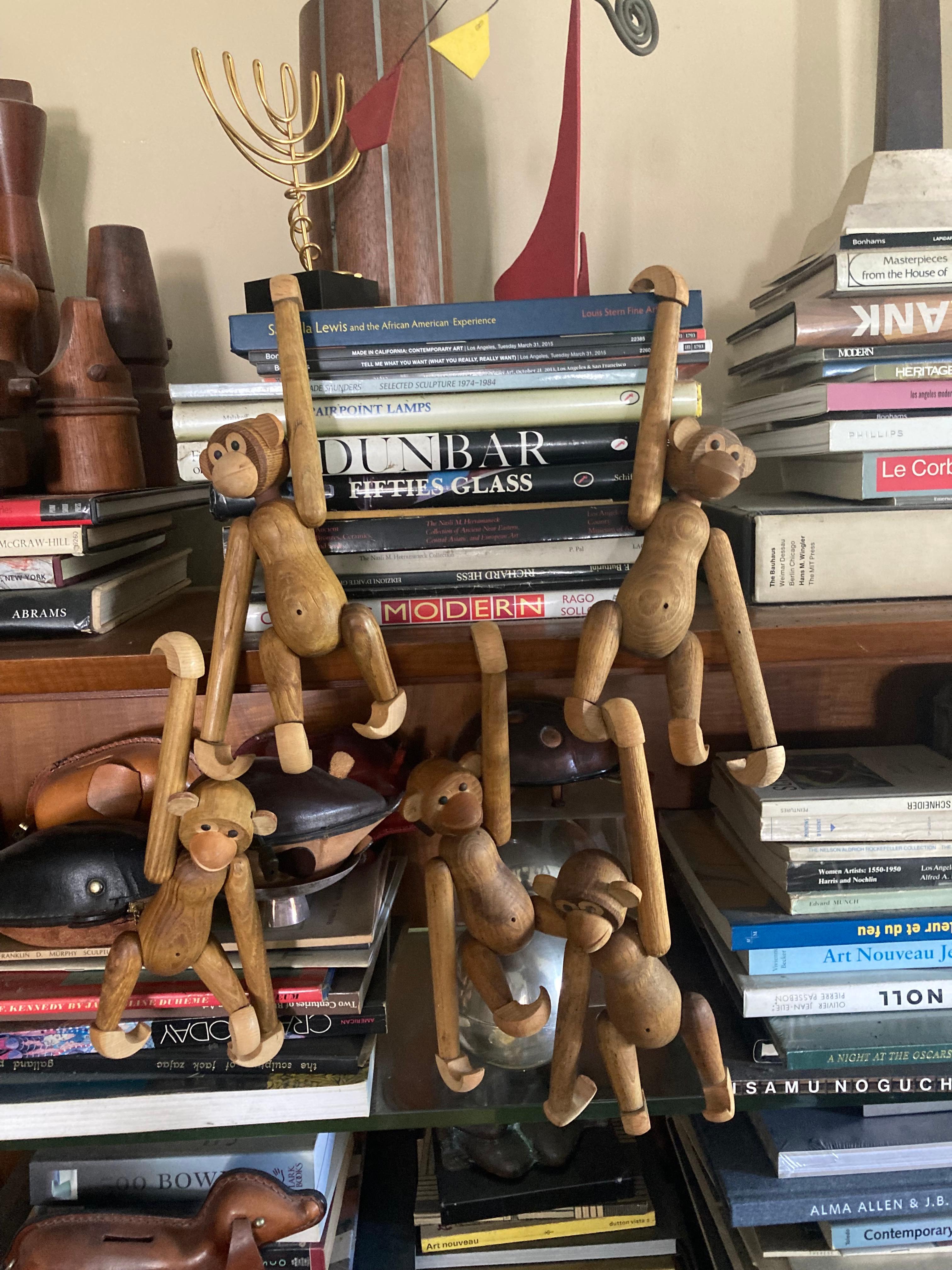 Japonais Collection de 5 singes/ jouets/sculptures articulés en bois dans le style de Bojesen en vente