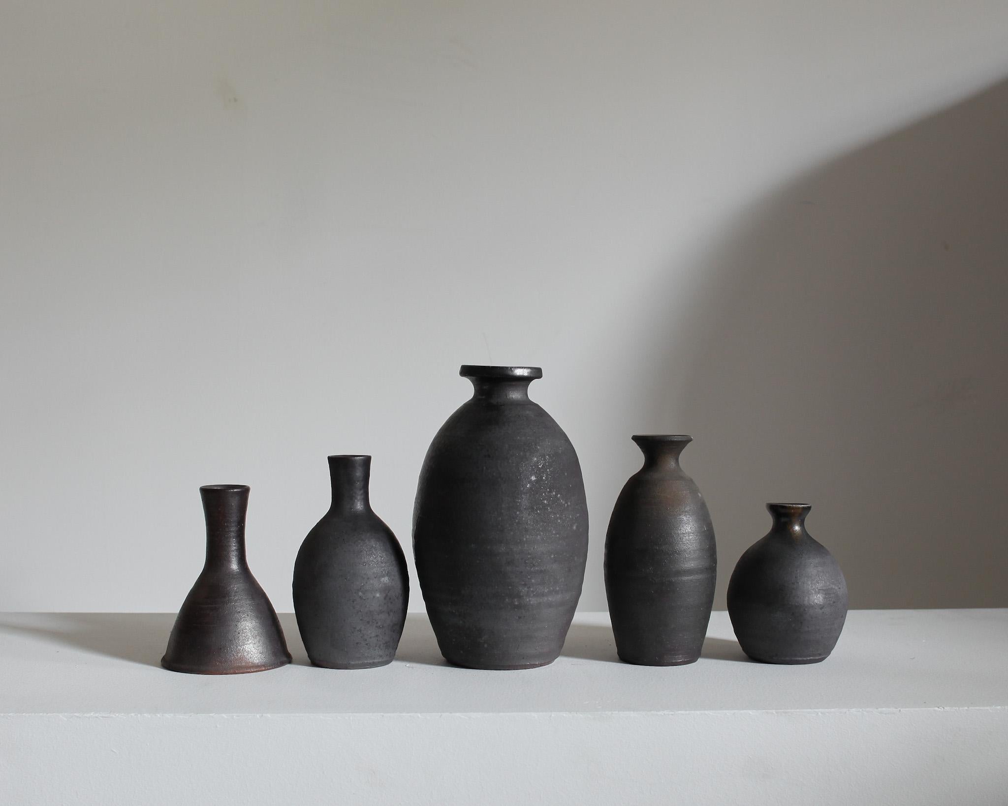 Sammlung von 5 japanischen Wabi Sabi-Gefäßen aus den 1960er Jahren, geschwärztes Mashiko (10) (Keramik) im Angebot