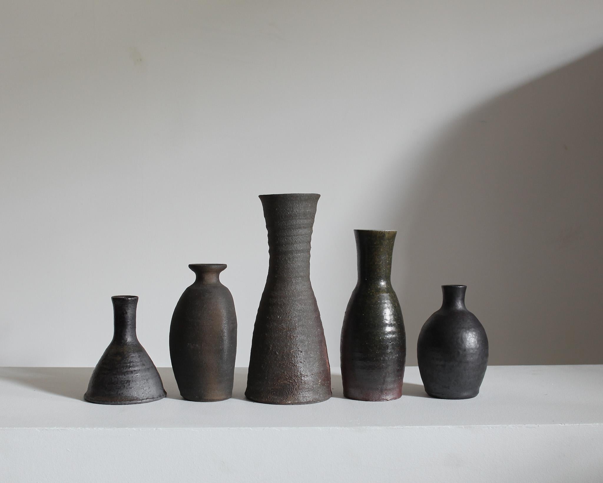 Kollektion von 5 geschwärzten japanischen Wabi Sabi-Mashiko-Gefäßen (9), ca. 1960er Jahre (Keramik) im Angebot